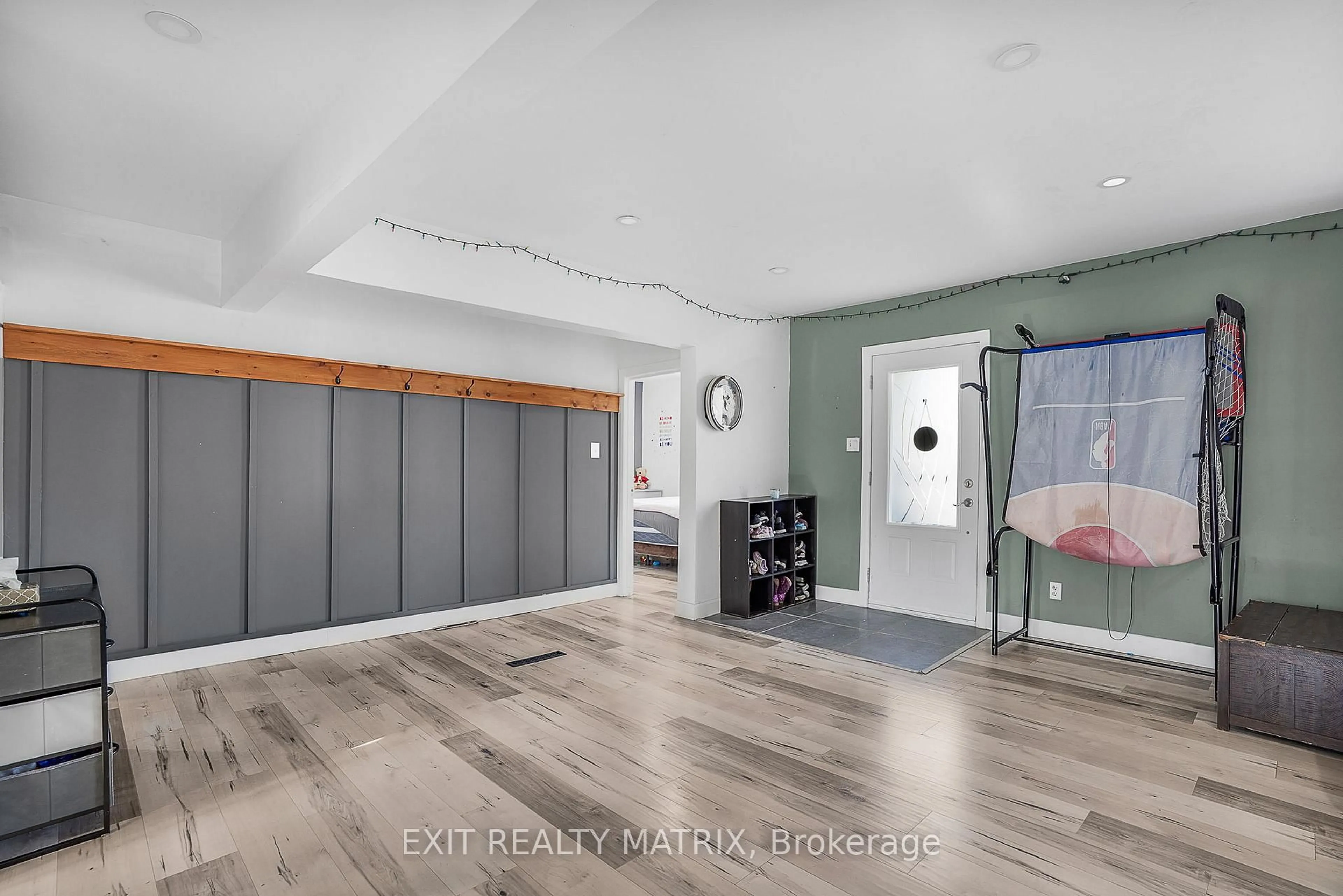 Indoor entryway for 386 Gordon St, Hawkesbury Ontario K6A 1S7