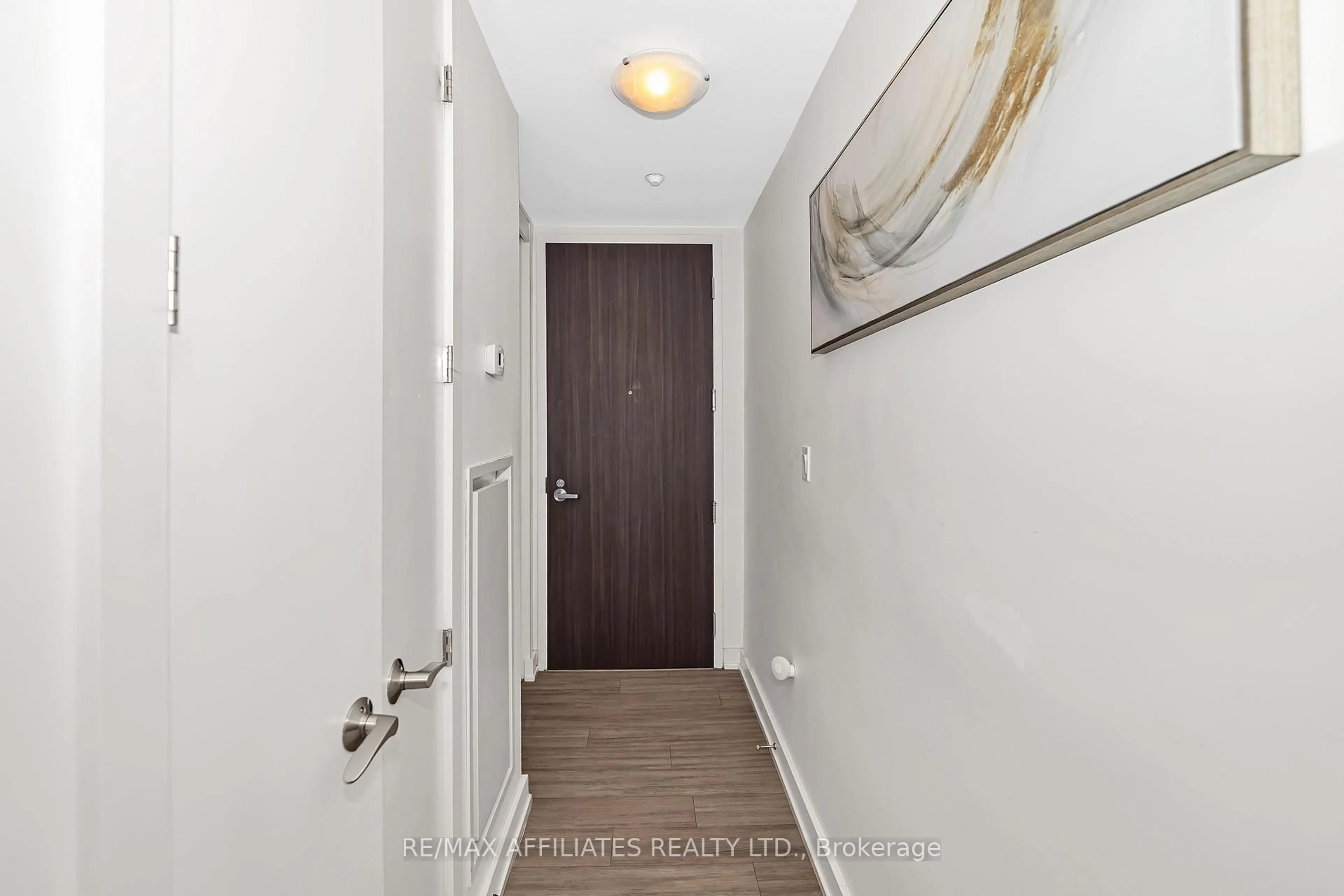 Indoor entryway for 111 Champagne Ave #1807, Ottawa Ontario K1S 5V3