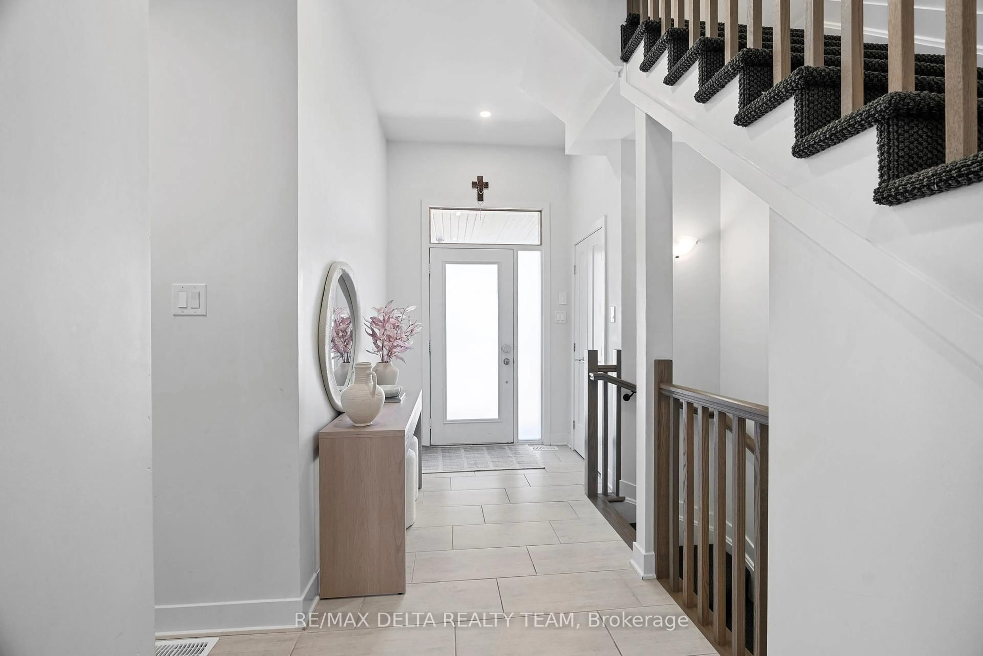 Indoor foyer for 478 Trident Mews, Ottawa Ontario K1T 0T2