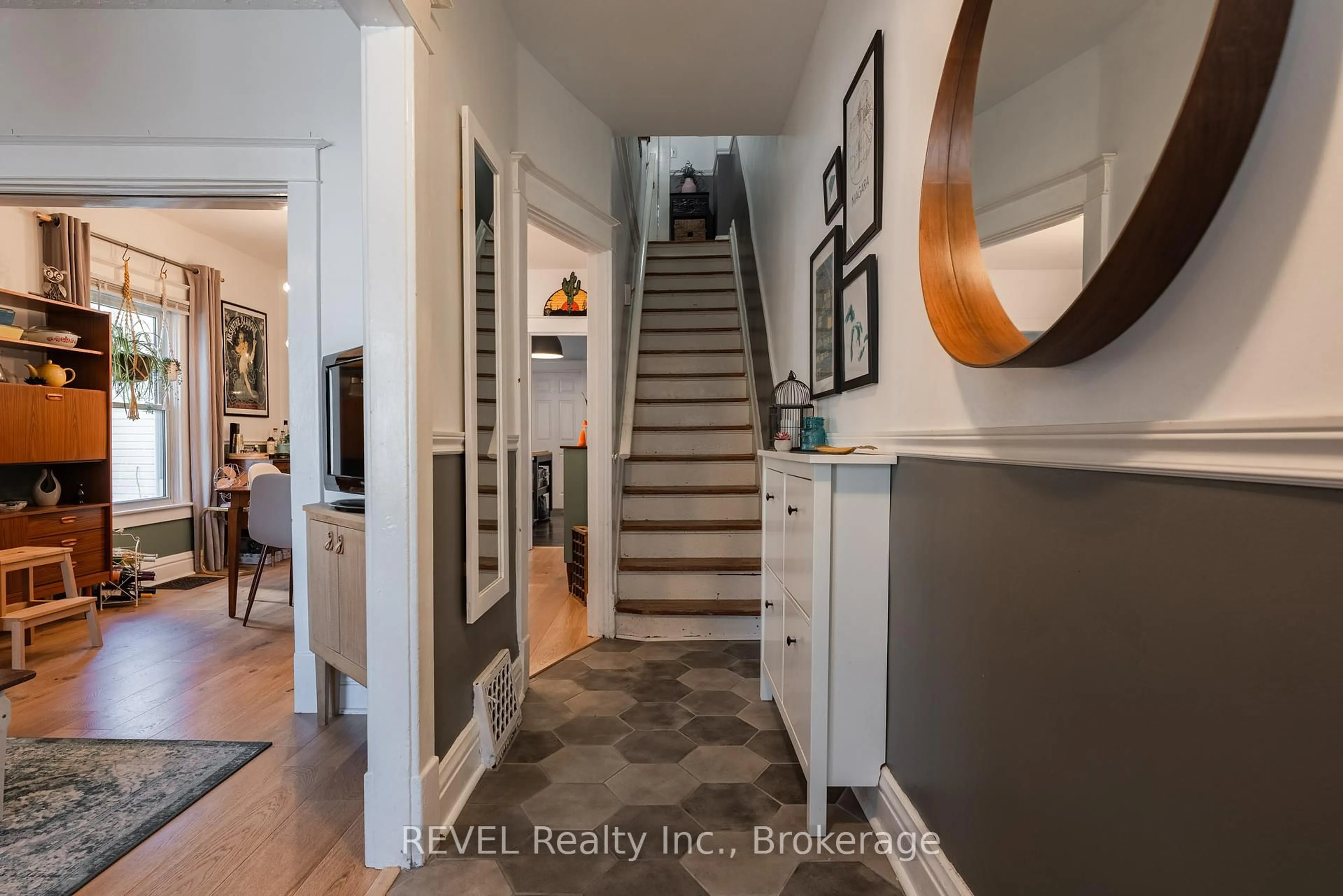 Indoor entryway for 48 1/2 Wellington St, St. Catharines Ontario L2R 5R1