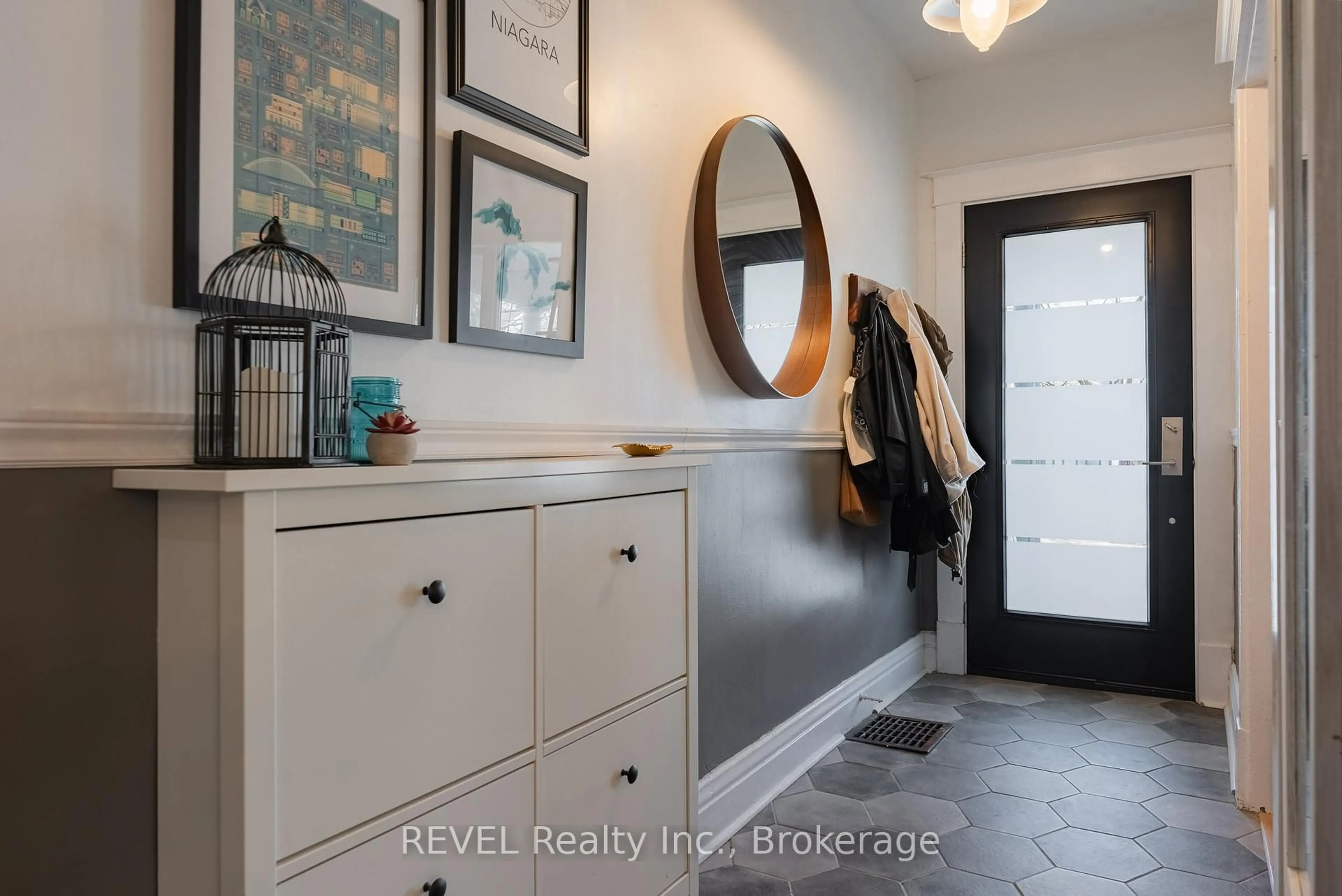 Indoor entryway for 48 1/2 Wellington St, St. Catharines Ontario L2R 5R1