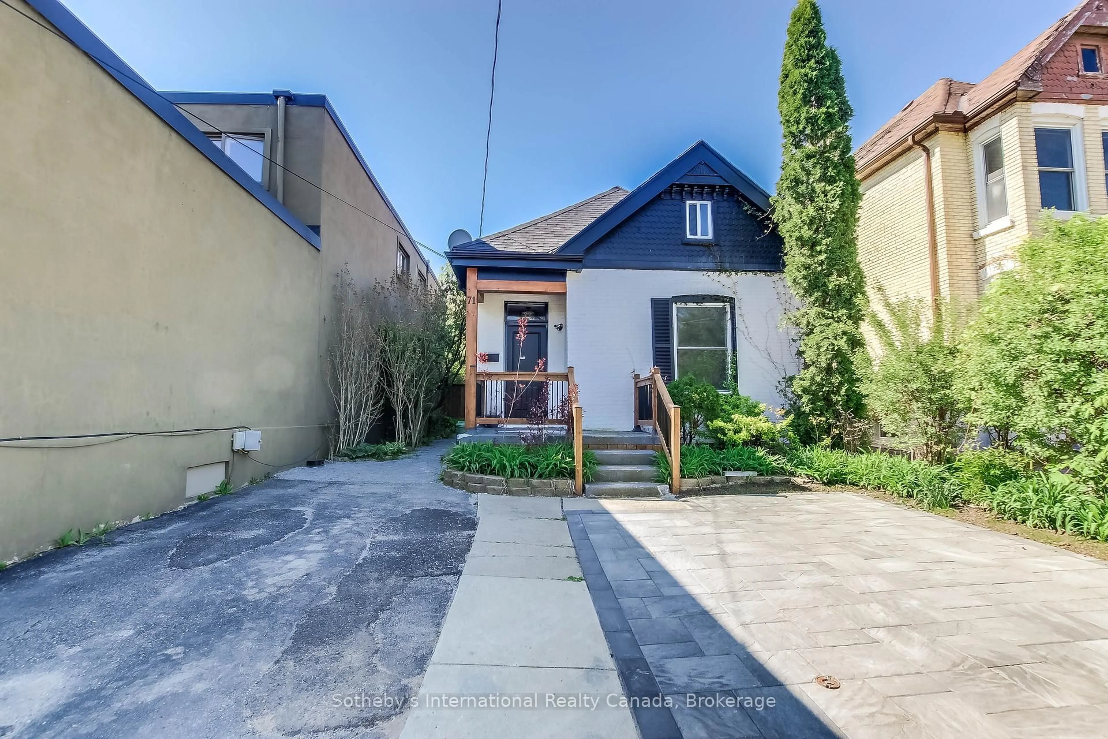 A pic from outside/outdoor area/front of a property/back of a property/a pic from drone, street for 71 Briscoe St, London South Ontario N6C 1W8