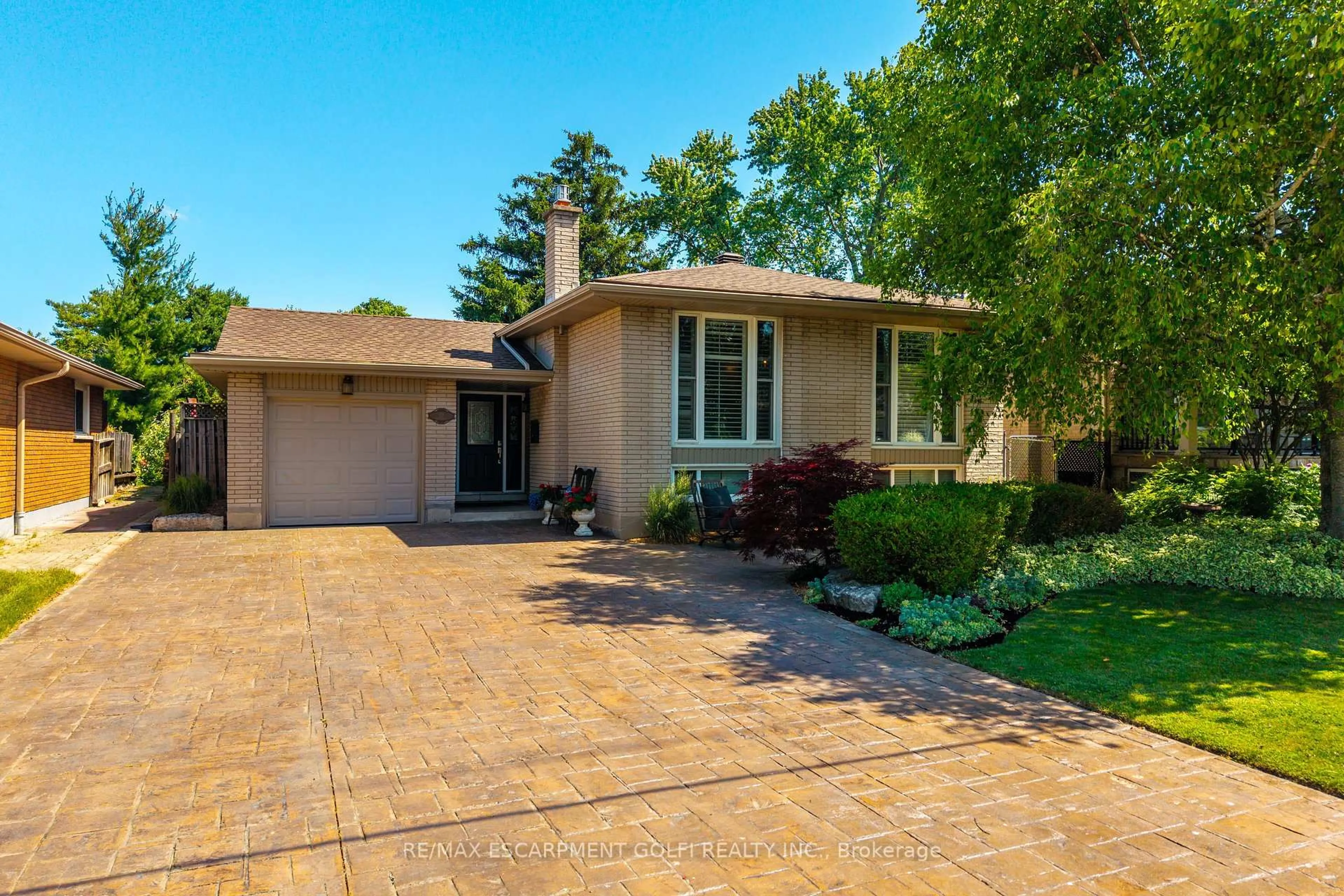Home with brick exterior material, street for 31 Valecrest Ave, Hamilton Ontario L8T 1K7