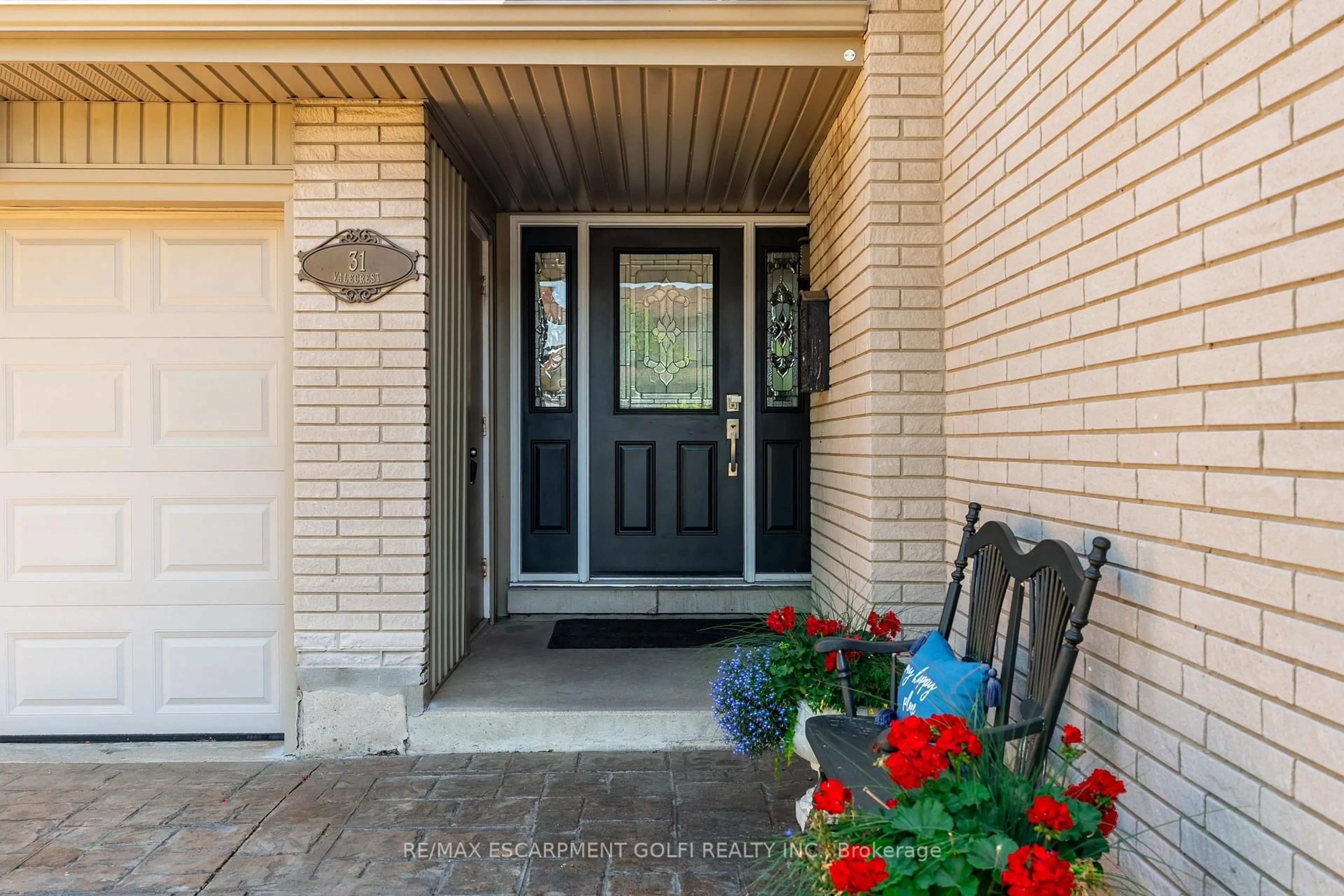 Indoor entryway for 31 Valecrest Ave, Hamilton Ontario L8T 1K7