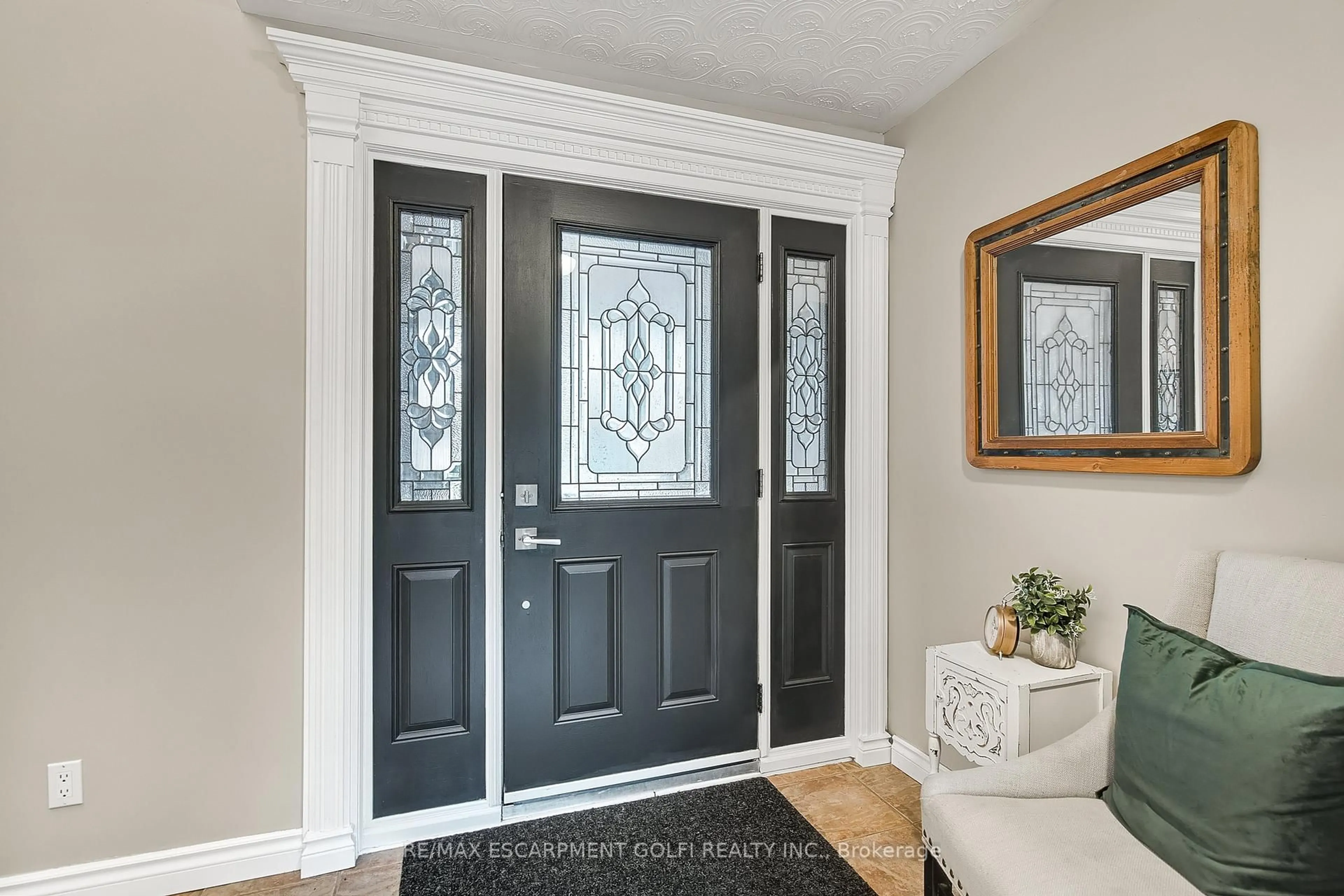 Indoor entryway for 31 Valecrest Ave, Hamilton Ontario L8T 1K7