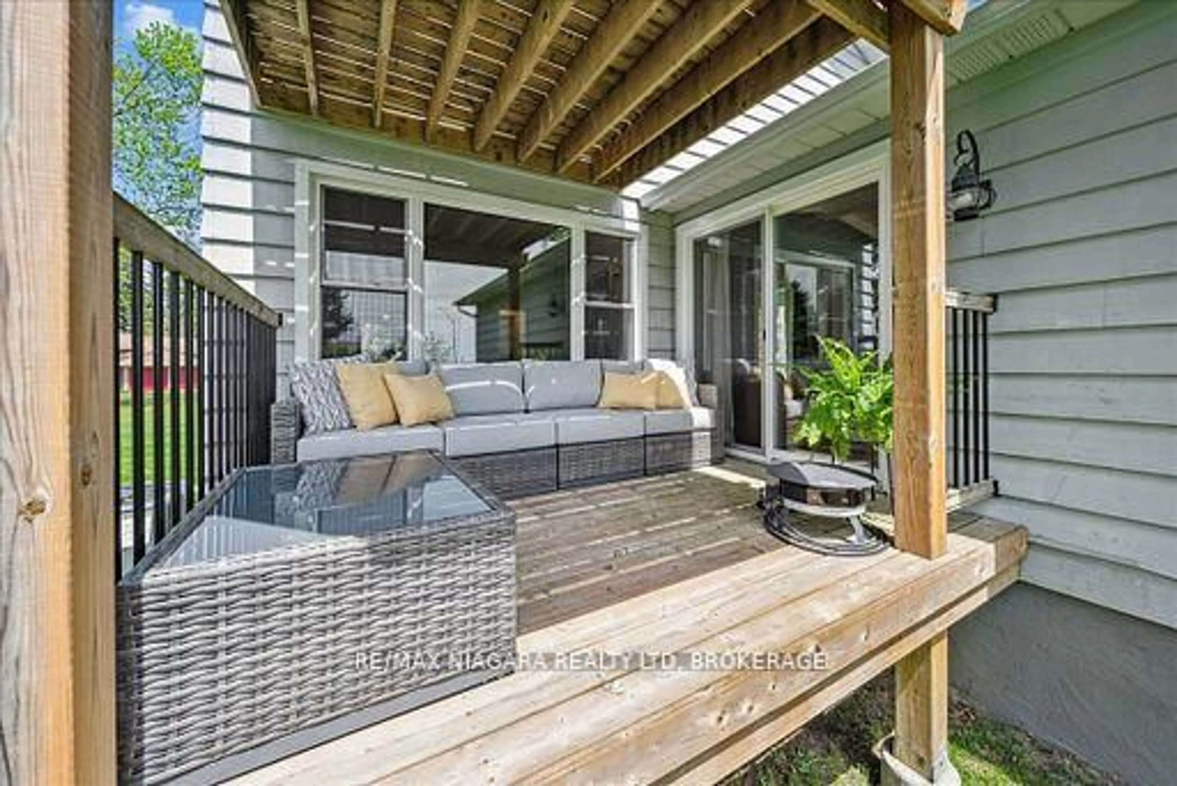 Patio, water/lake/river/ocean view for 18 Rosemount Ave, Port Colborne Ontario L3K 5P7