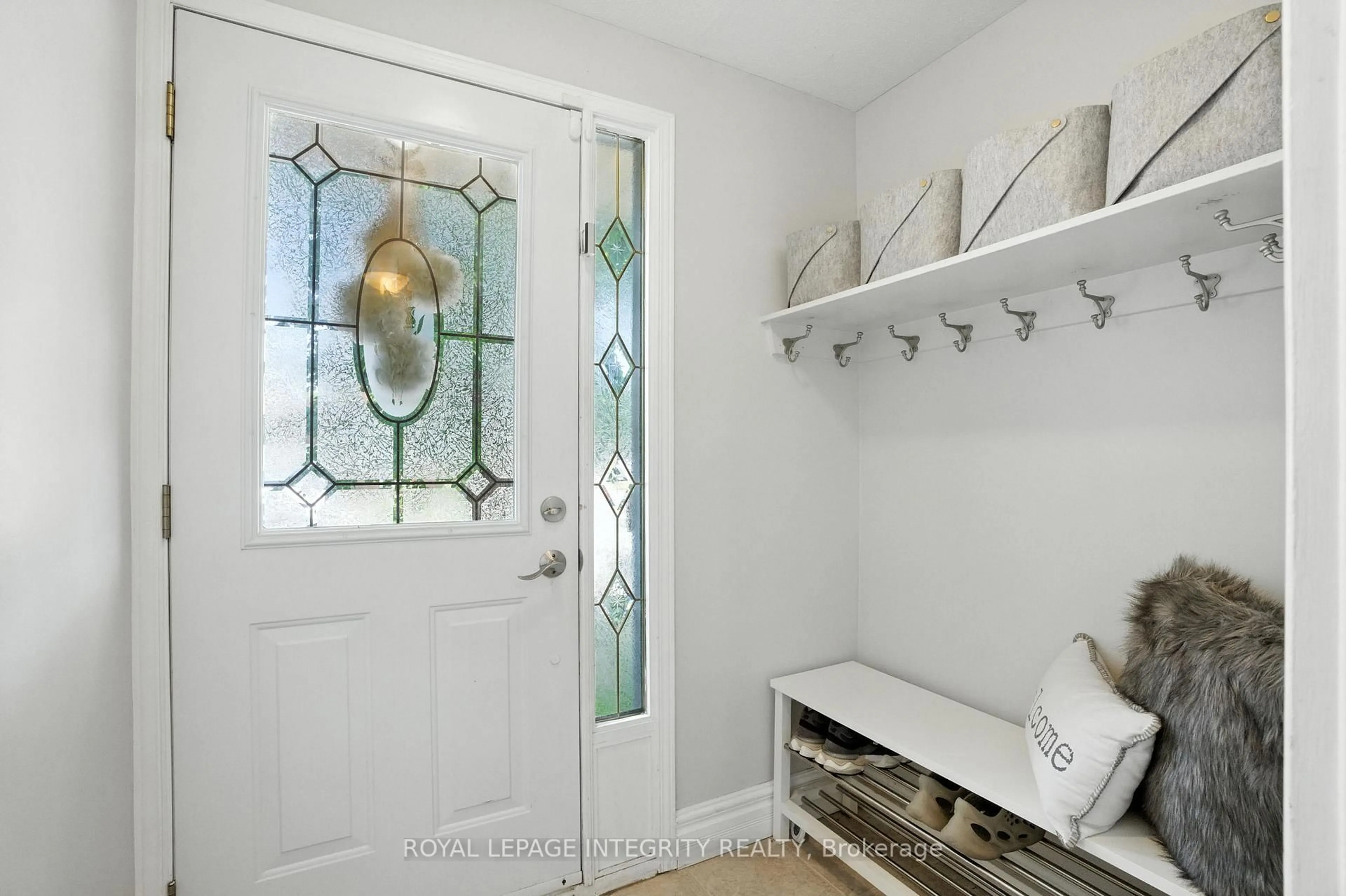 Indoor entryway for 1760 Lafrance Dr, Orleans Ontario K1E 2H2