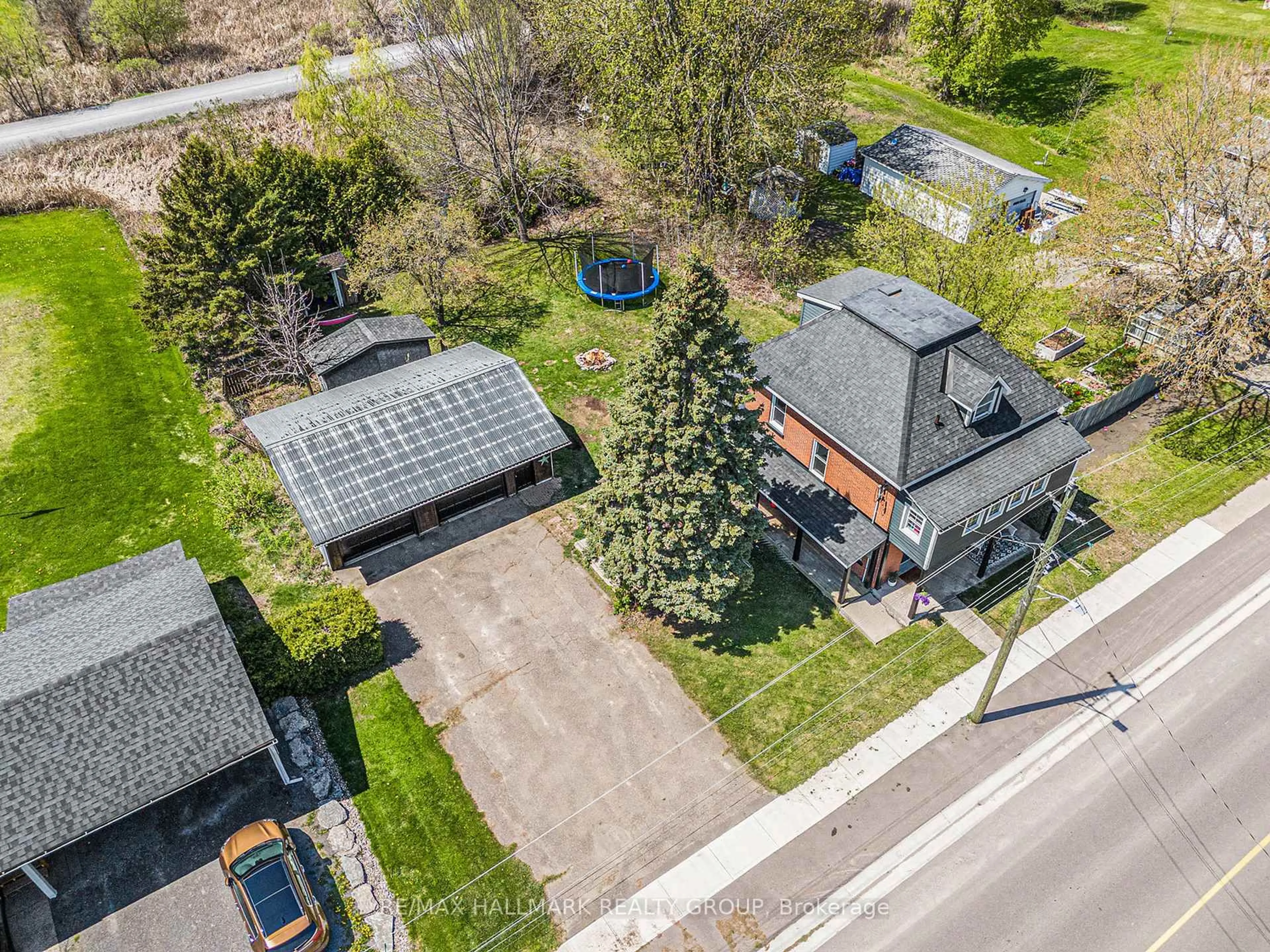 A pic from outside/outdoor area/front of a property/back of a property/a pic from drone, street for 33 River Rd, Arnprior Ontario K7S 1R3