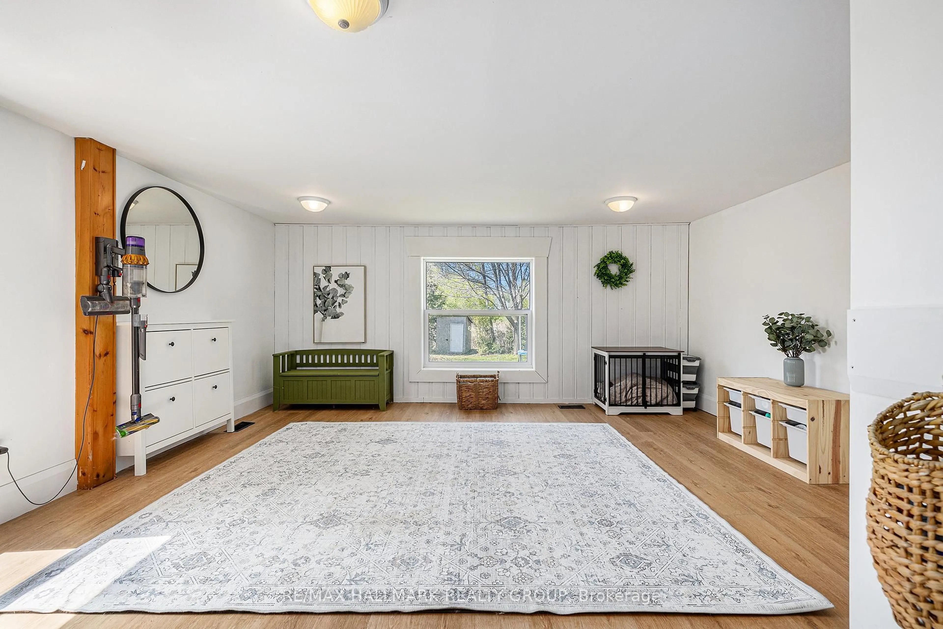 Living room with furniture, unknown for 33 River Rd, Arnprior Ontario K7S 1R3