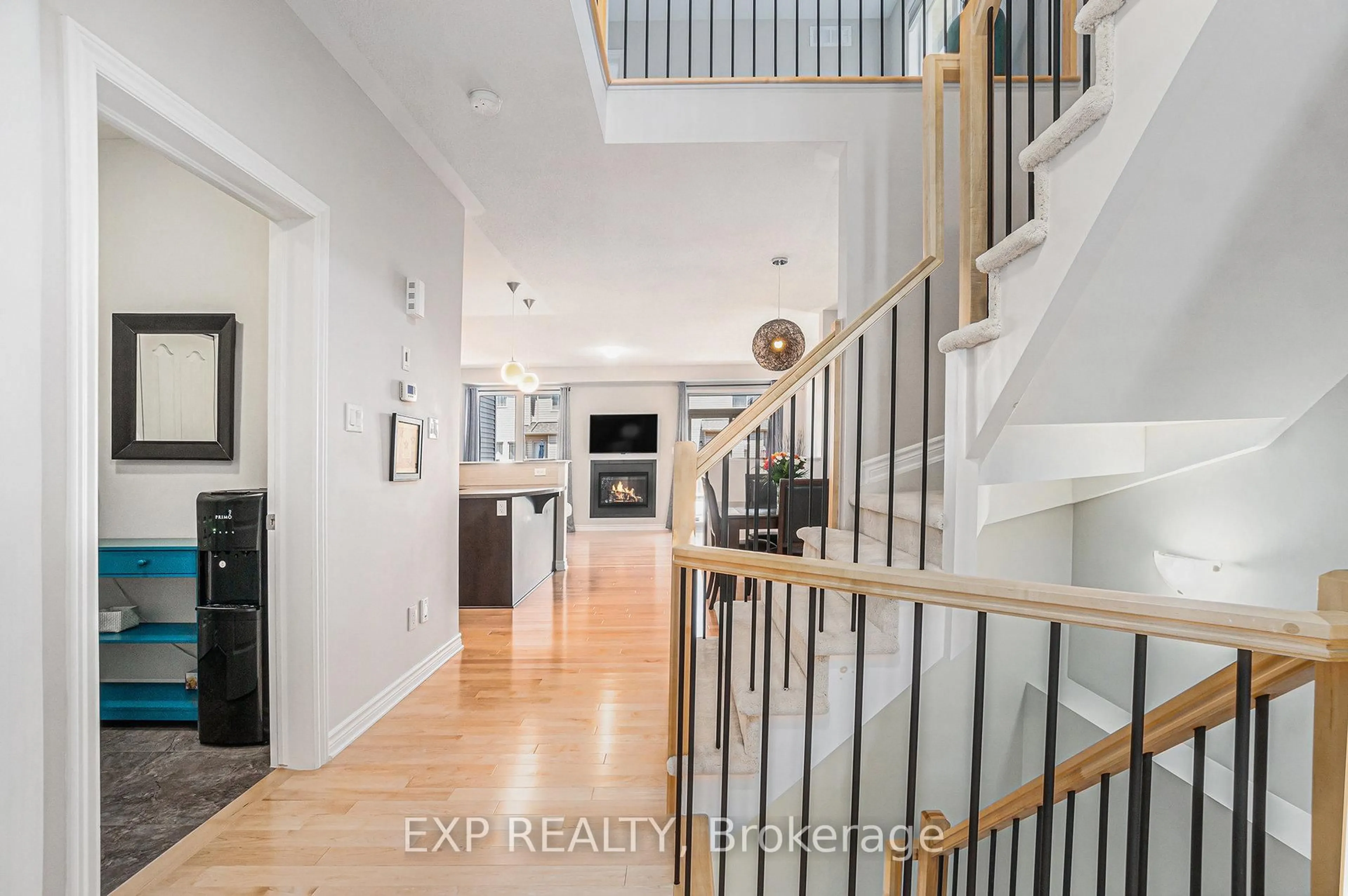 Indoor entryway for 644 Moorpark Ave, Ottawa Ontario K2M 0H8