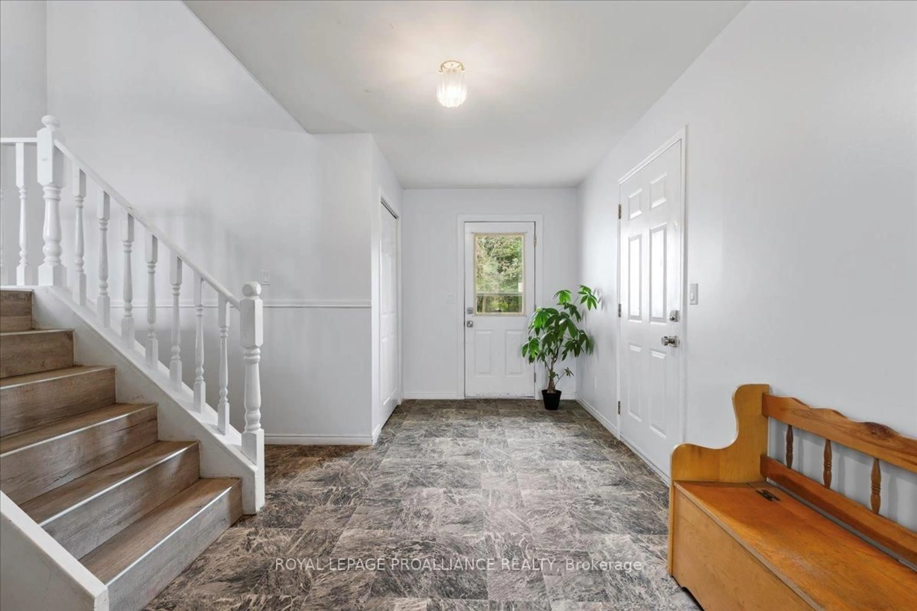 Indoor entryway for 113 Johnston Rd, Thomasburg Ontario K0K 3H0