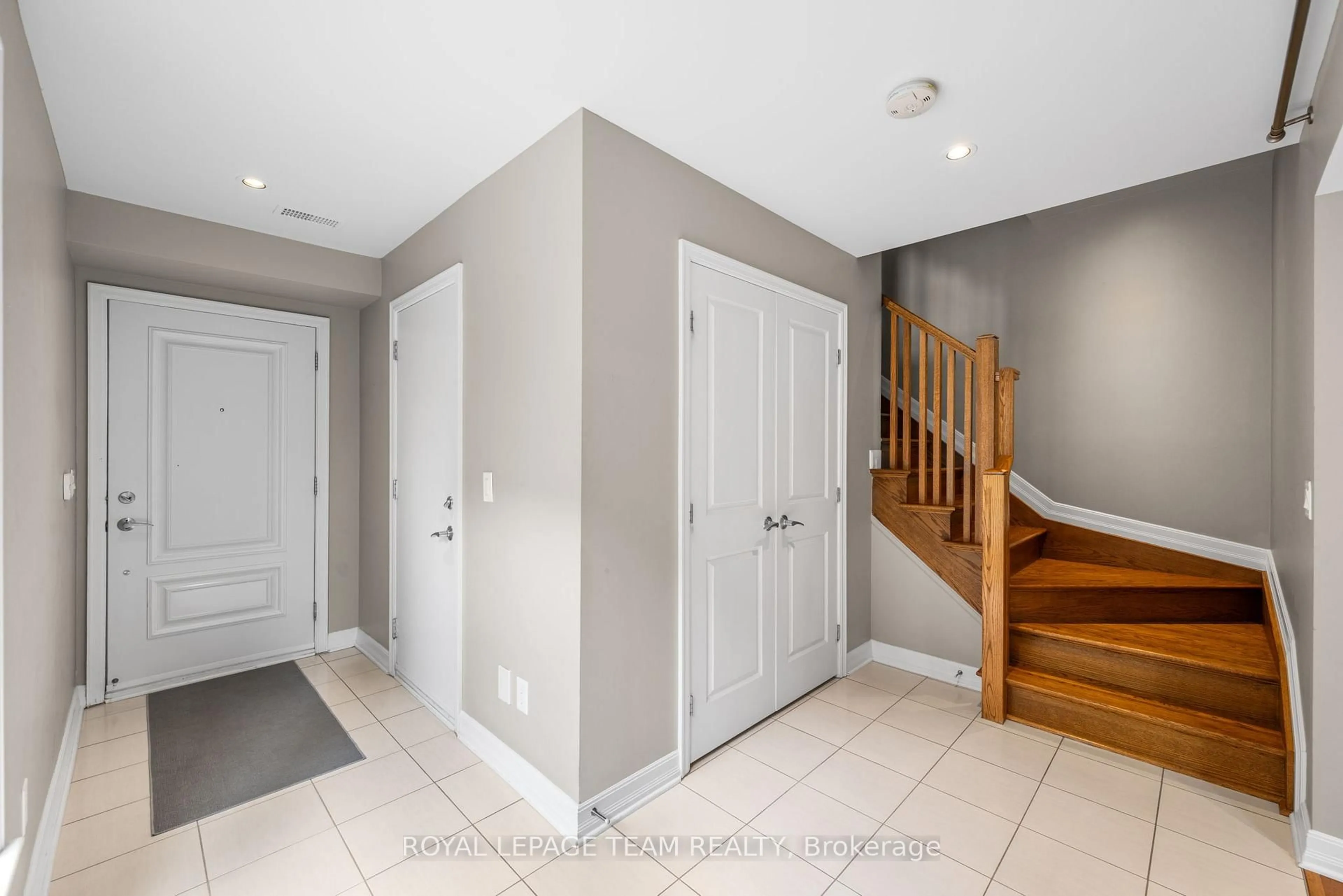 Indoor entryway for 204 Dalkeith Private, Ottawa Ontario K1Y 2H7