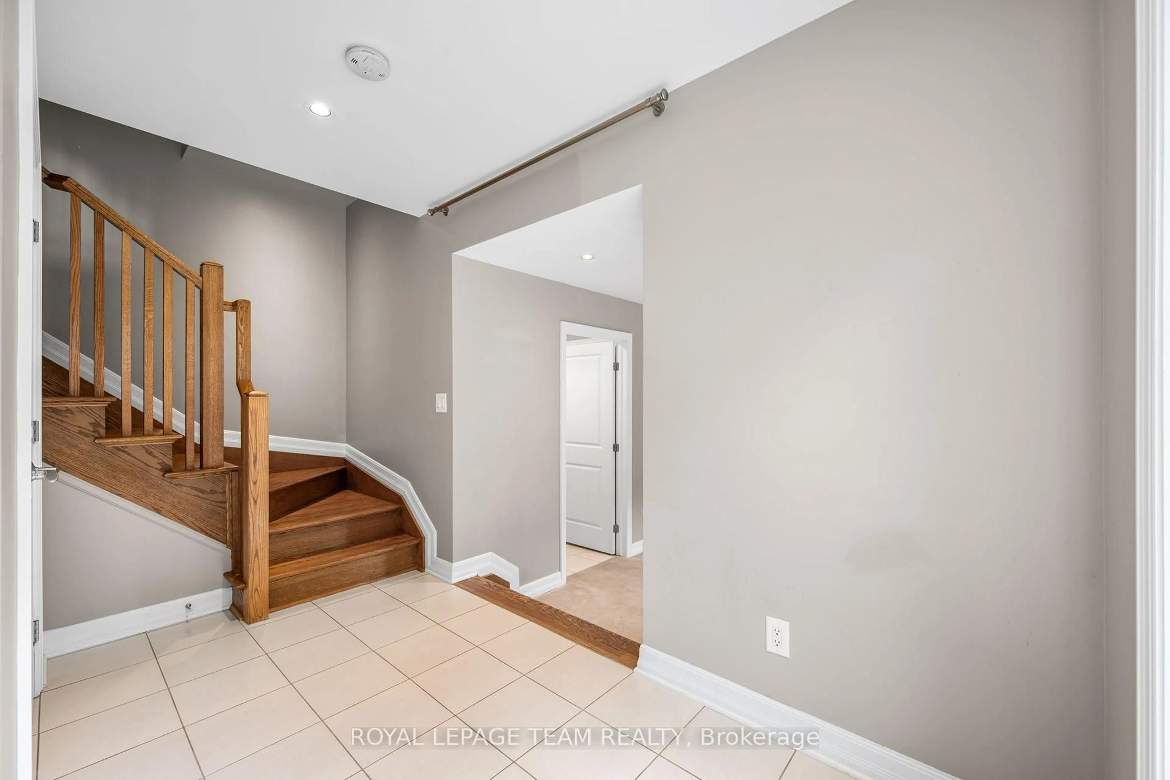 Indoor entryway for 204 Dalkeith Private, Ottawa Ontario K1Y 2H7