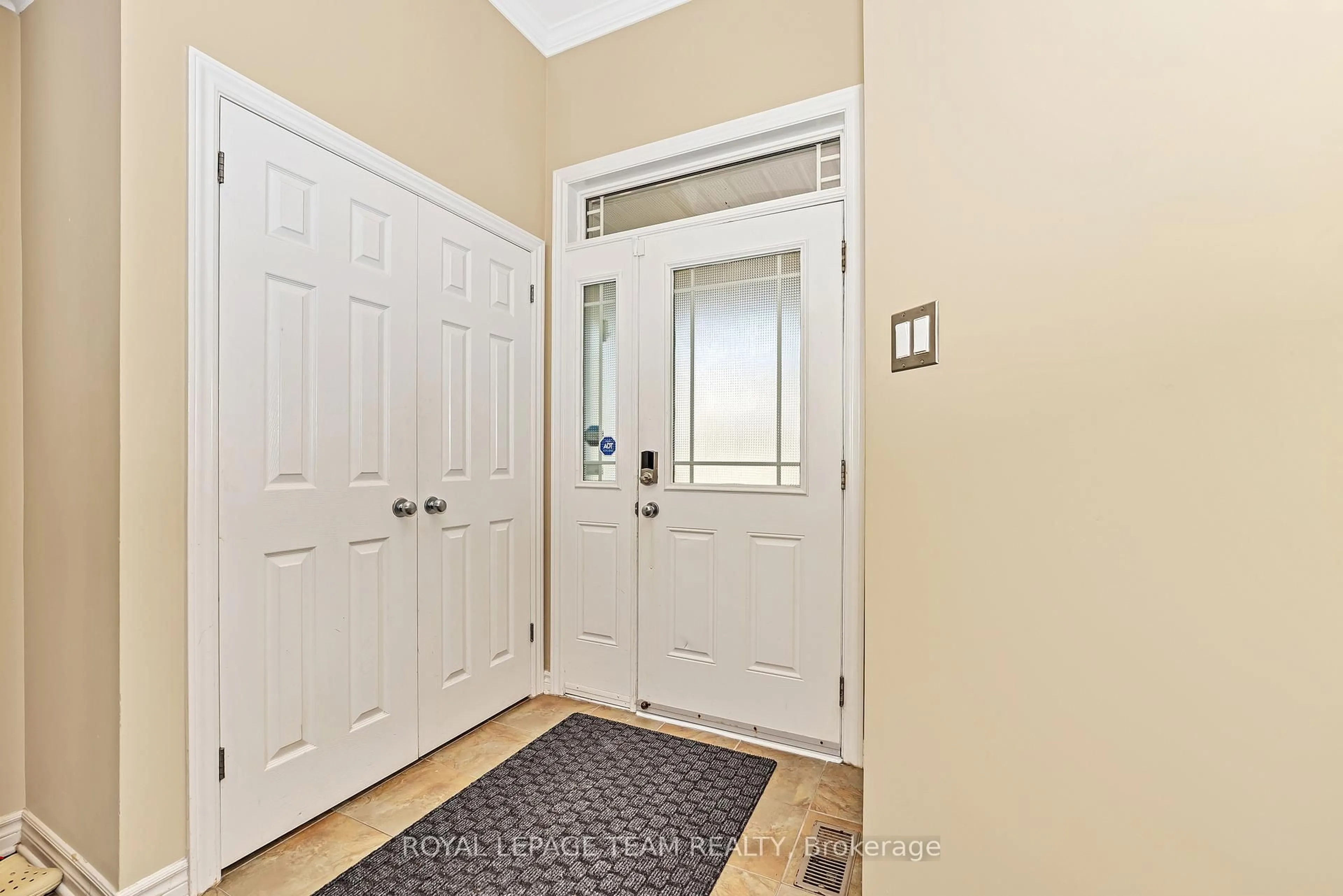Indoor entryway for 120 Tapestry Dr, Ottawa Ontario K2J 0H3
