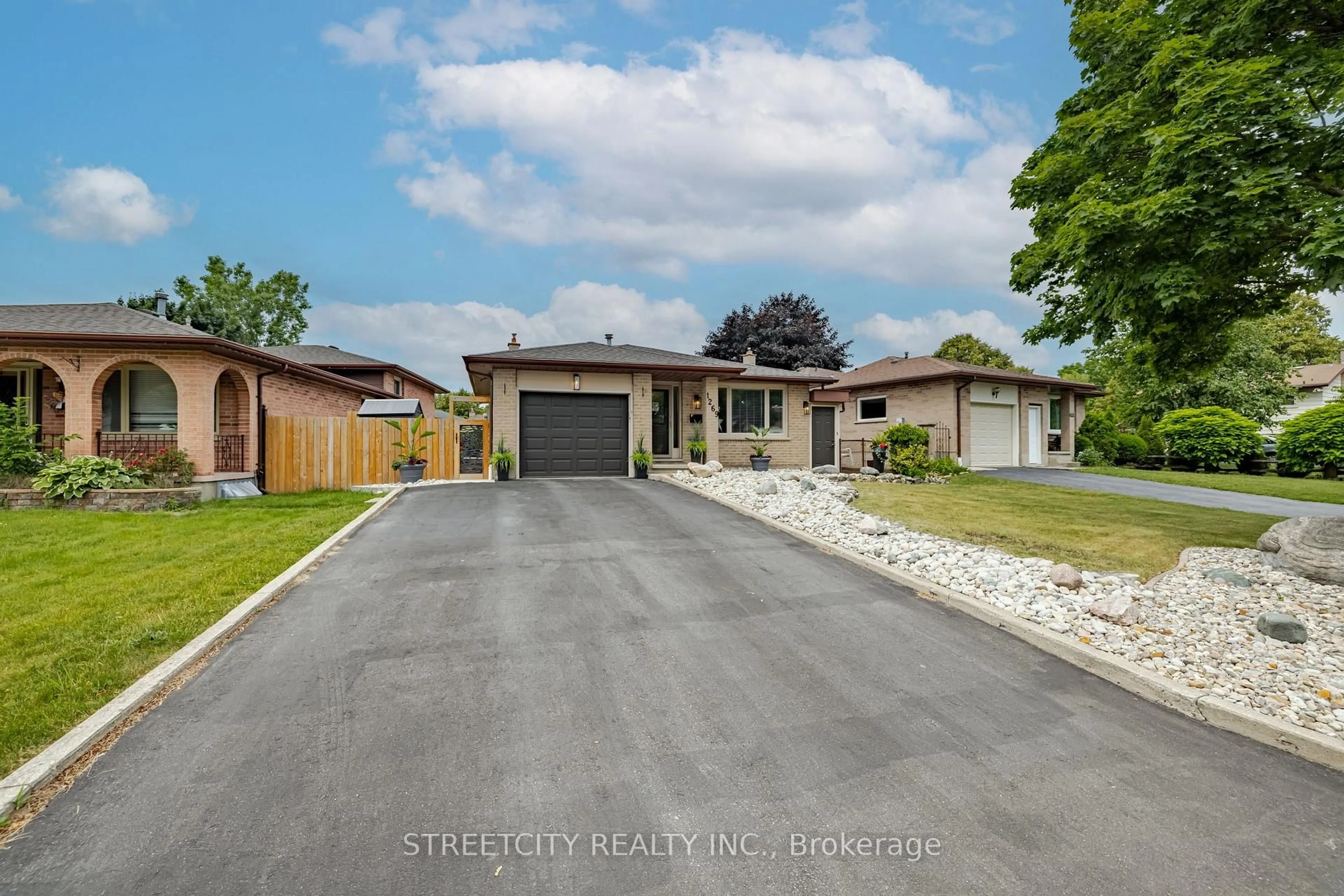A pic from outside/outdoor area/front of a property/back of a property/a pic from drone, street for 1269 Delphi Rd, London East Ontario N5Y 5B3