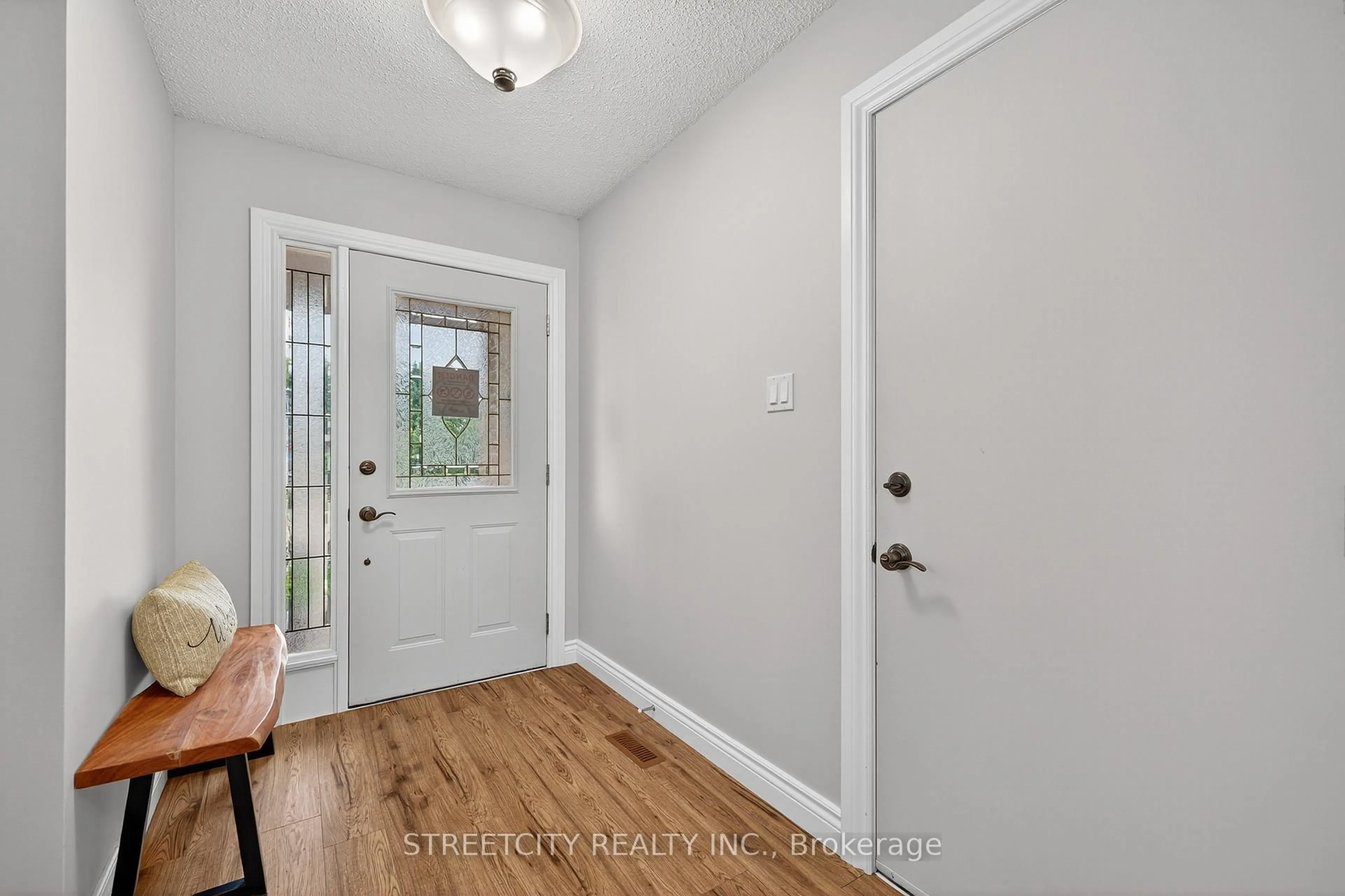 Indoor entryway for 1269 Delphi Rd, London East Ontario N5Y 5B3