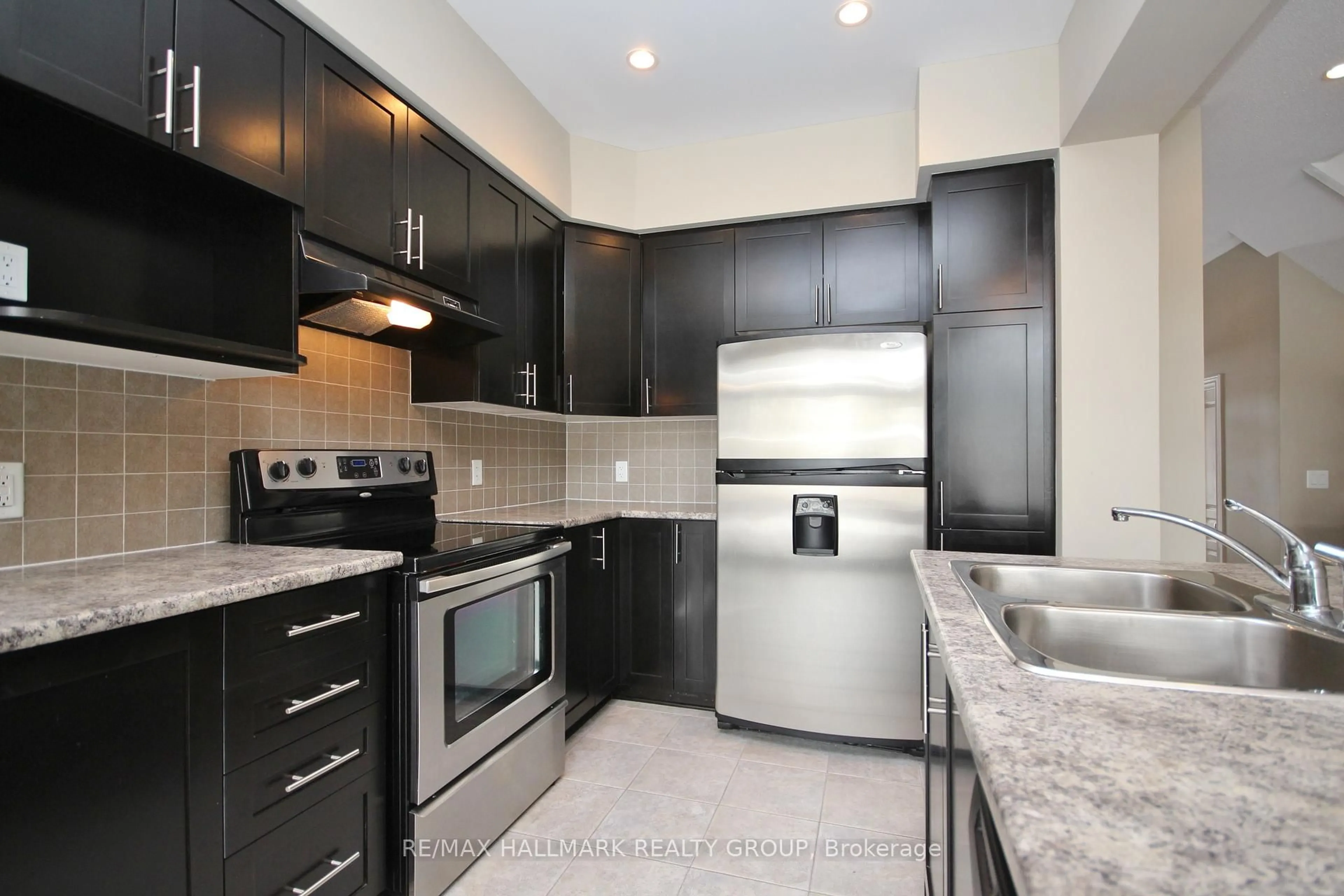 Standard kitchen, ceramic/tile floor for 17 MADELON Dr, Ottawa Ontario K2J 5C7
