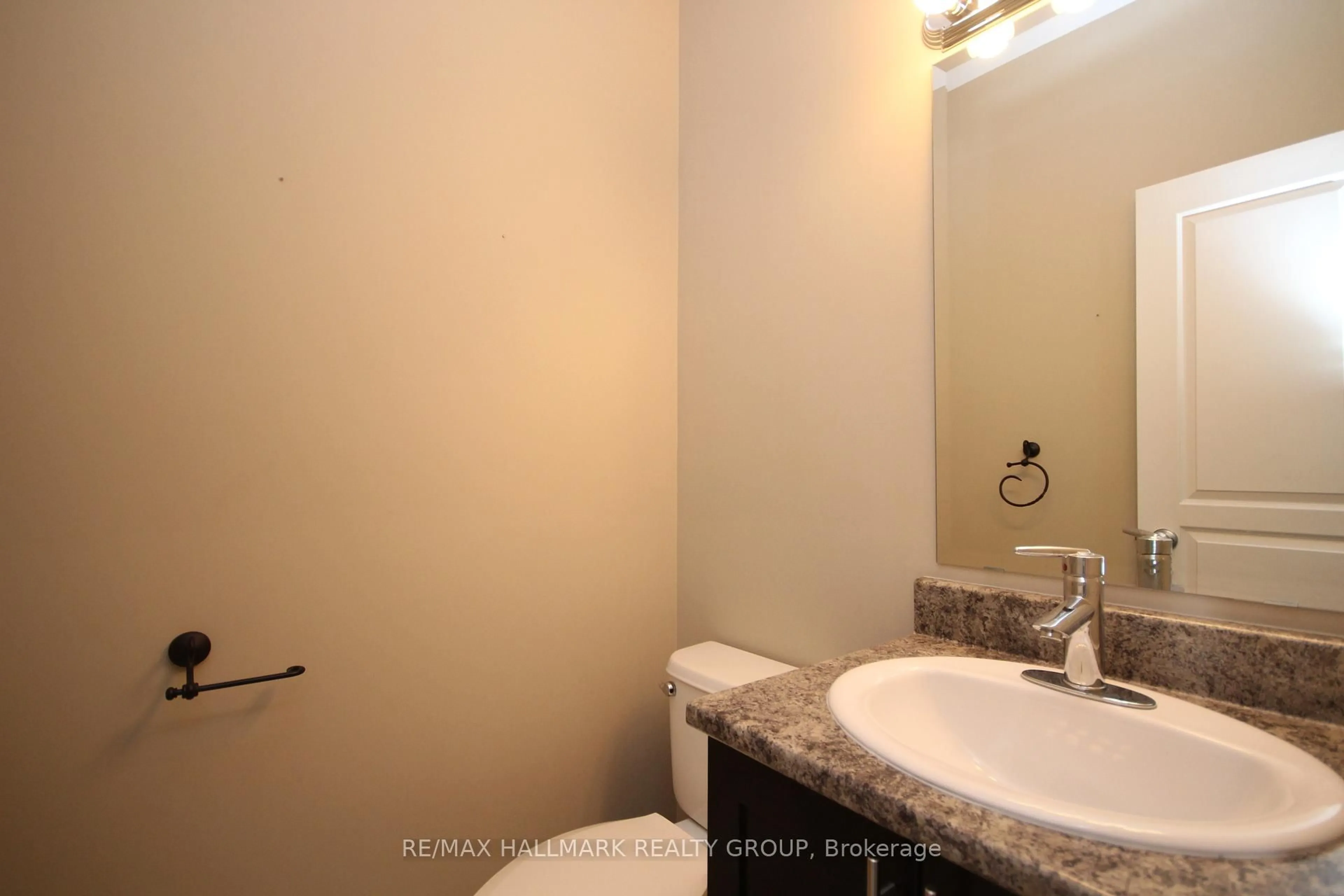 Standard bathroom, unknown for 17 MADELON Dr, Ottawa Ontario K2J 5C7