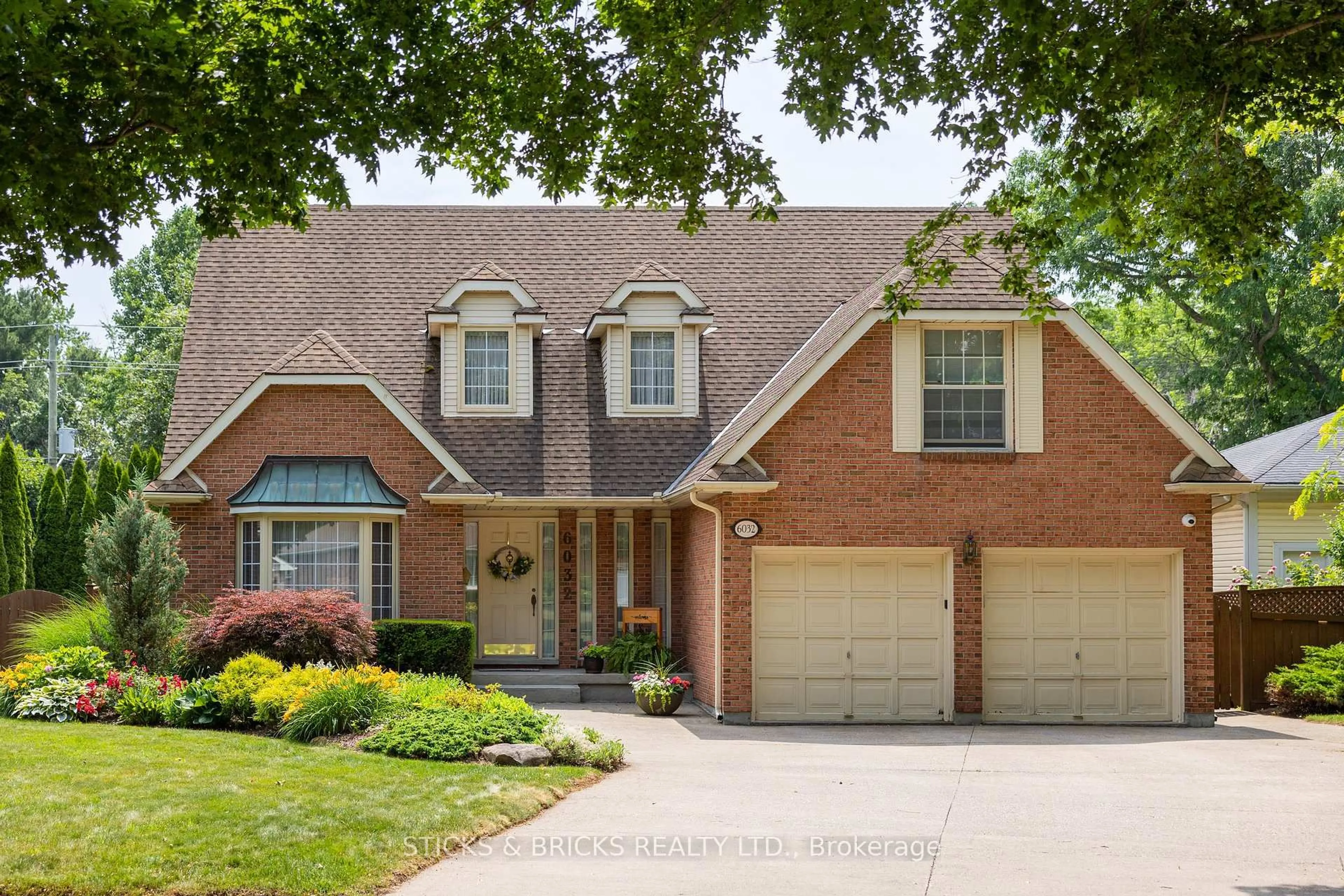 Home with brick exterior material, street for 6032 Mountaingate Dr, Niagara Falls Ontario L2J 4H9