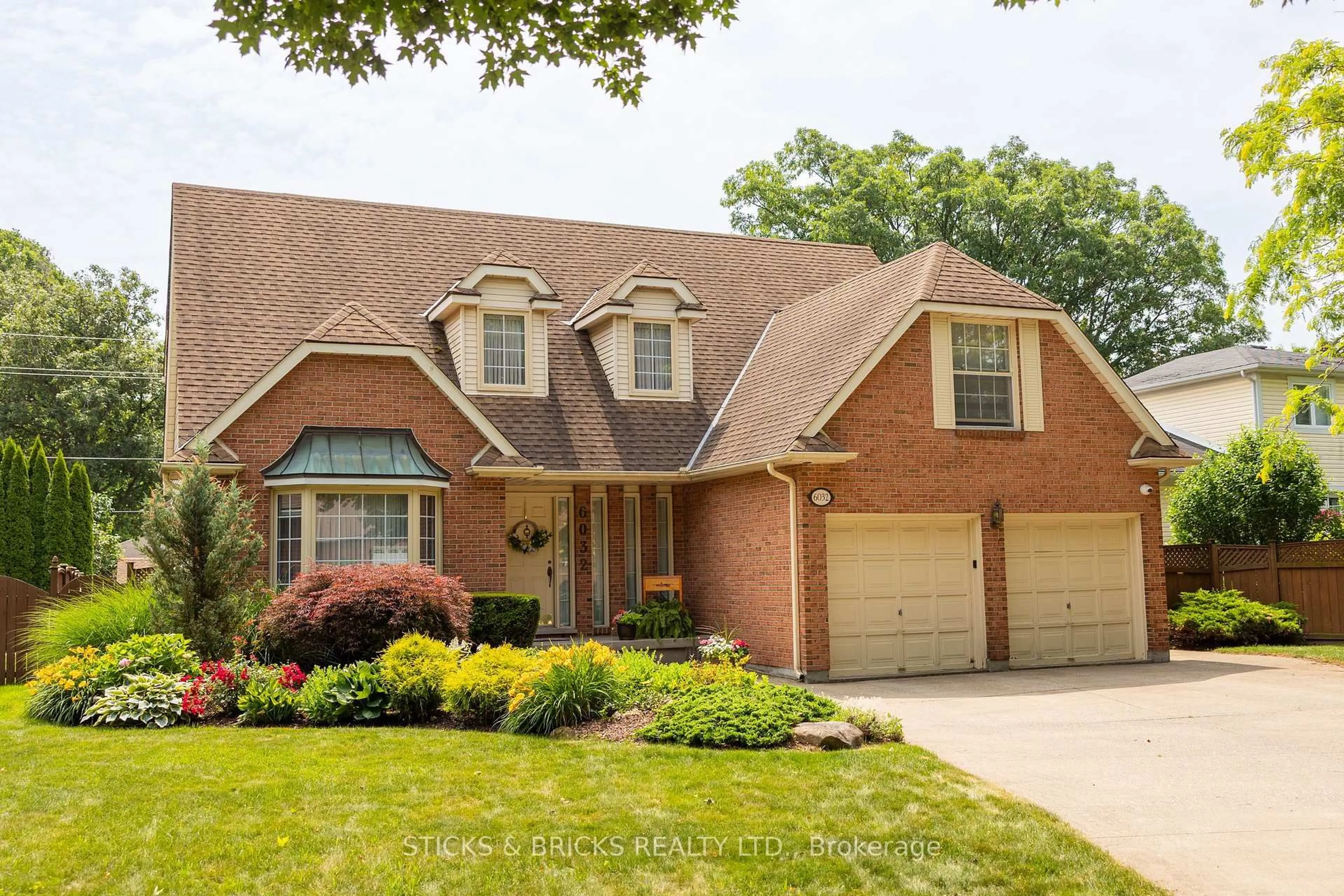 Home with brick exterior material, street for 6032 Mountaingate Dr, Niagara Falls Ontario L2J 4H9