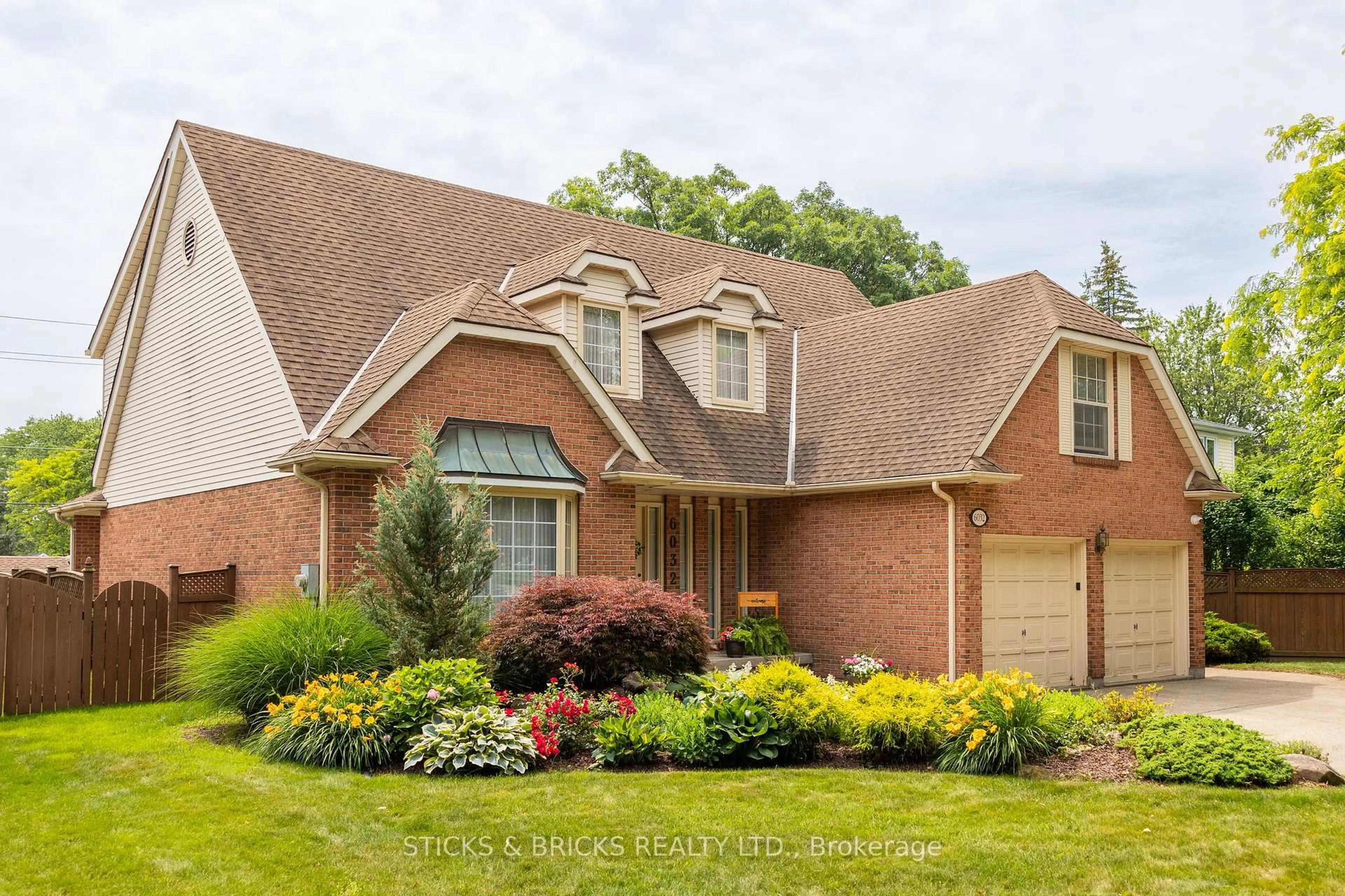 Home with brick exterior material, street for 6032 Mountaingate Dr, Niagara Falls Ontario L2J 4H9