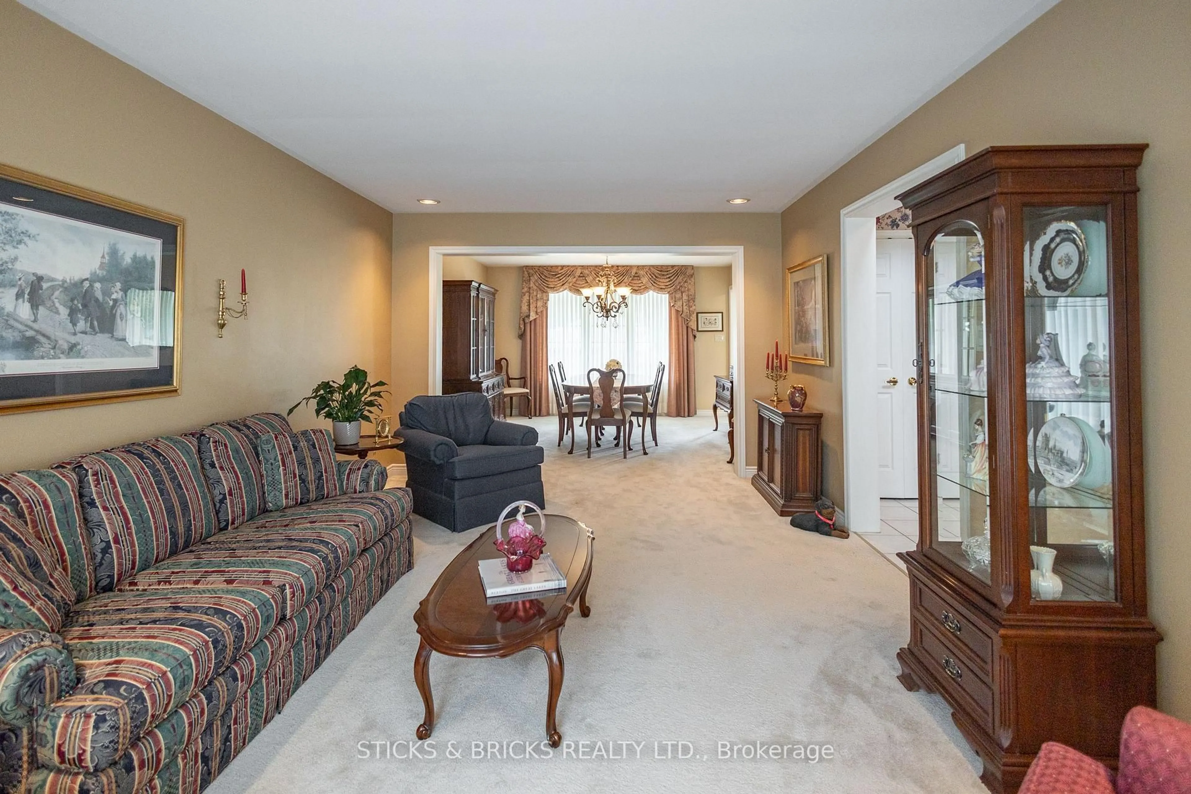 Living room with furniture, unknown for 6032 Mountaingate Dr, Niagara Falls Ontario L2J 4H9