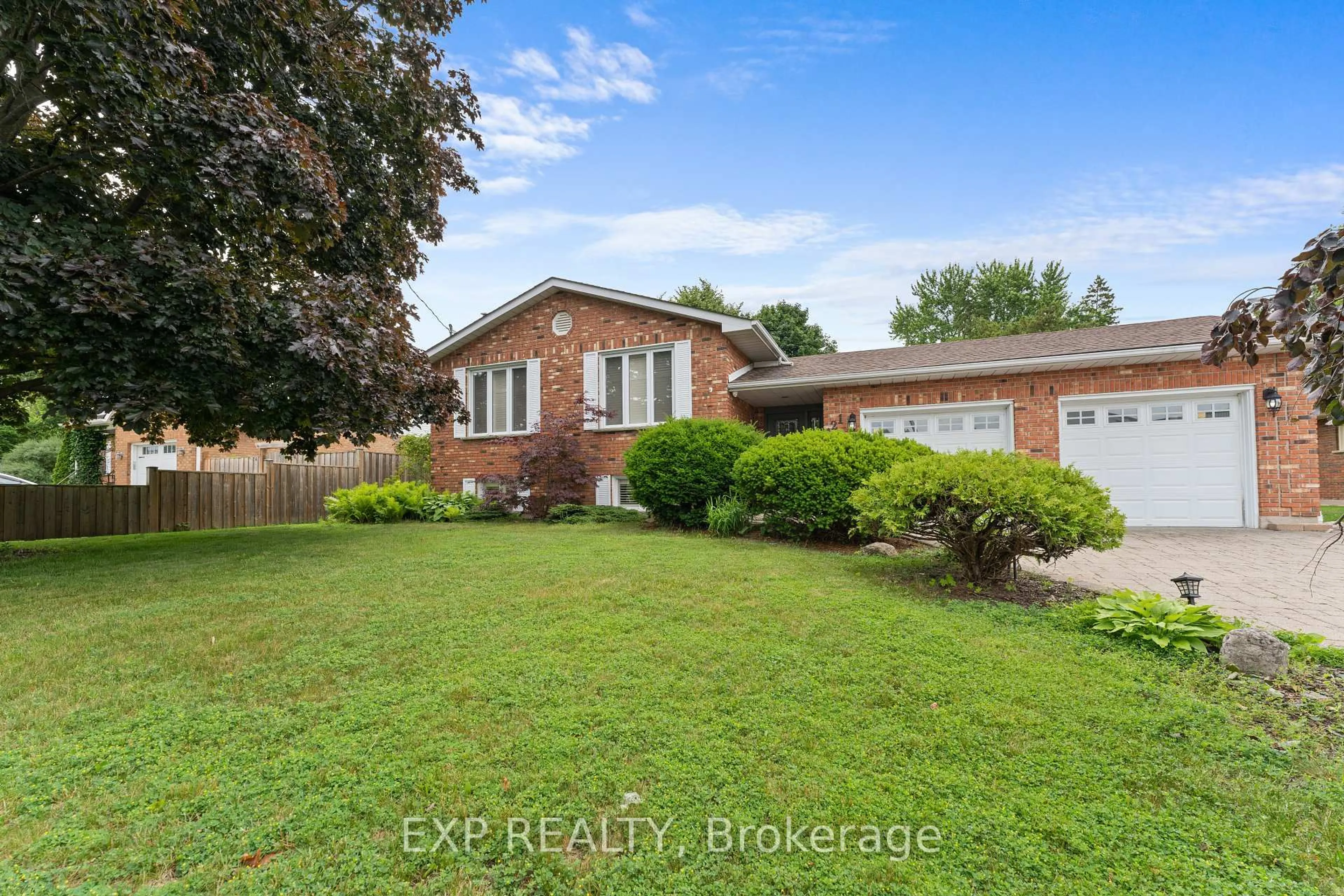 A pic from outside/outdoor area/front of a property/back of a property/a pic from drone, unknown for 121 TollGate Rd, Brantford Ontario N3R 4Z9
