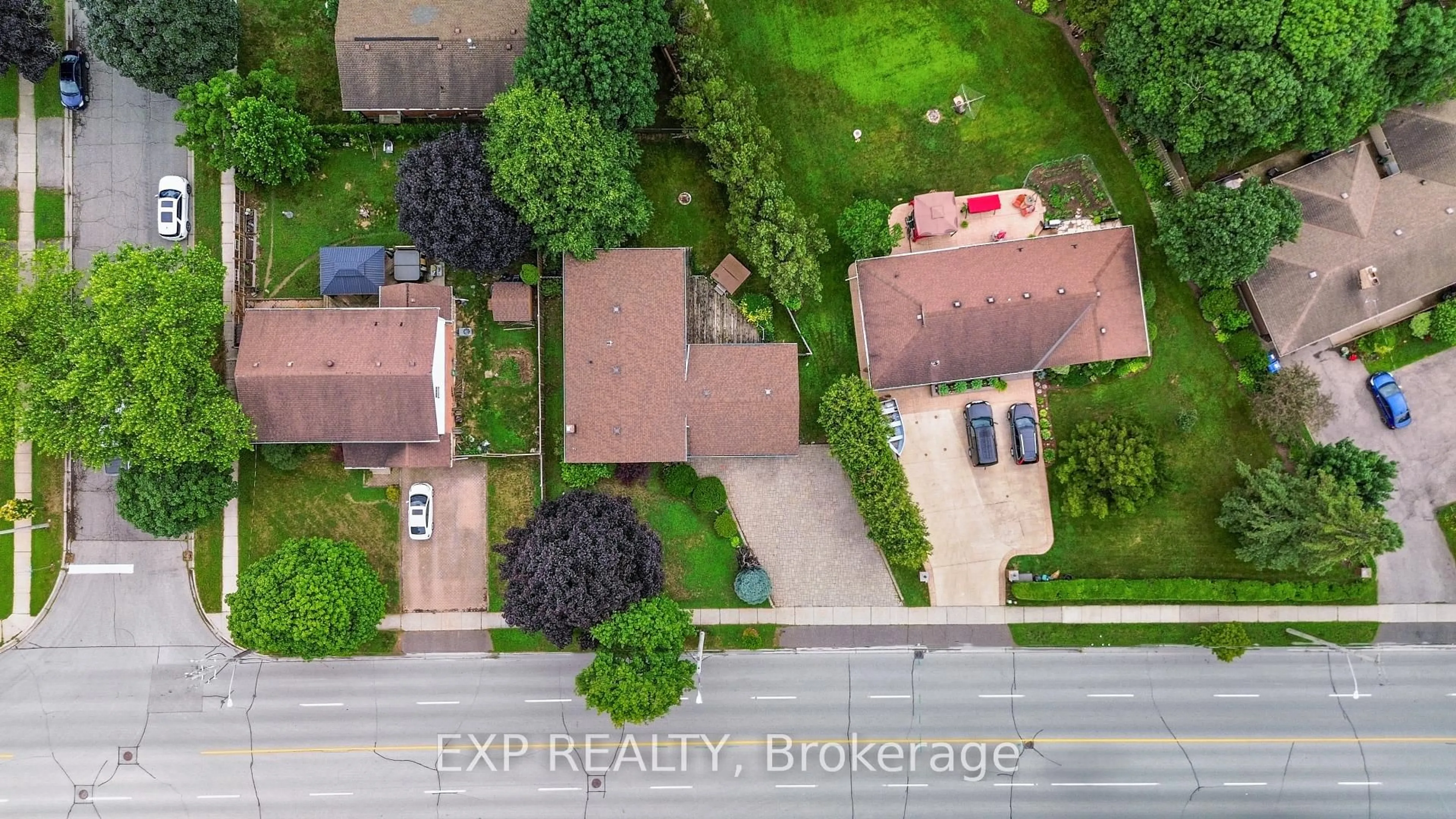 A pic from outside/outdoor area/front of a property/back of a property/a pic from drone, street for 121 TollGate Rd, Brantford Ontario N3R 4Z9