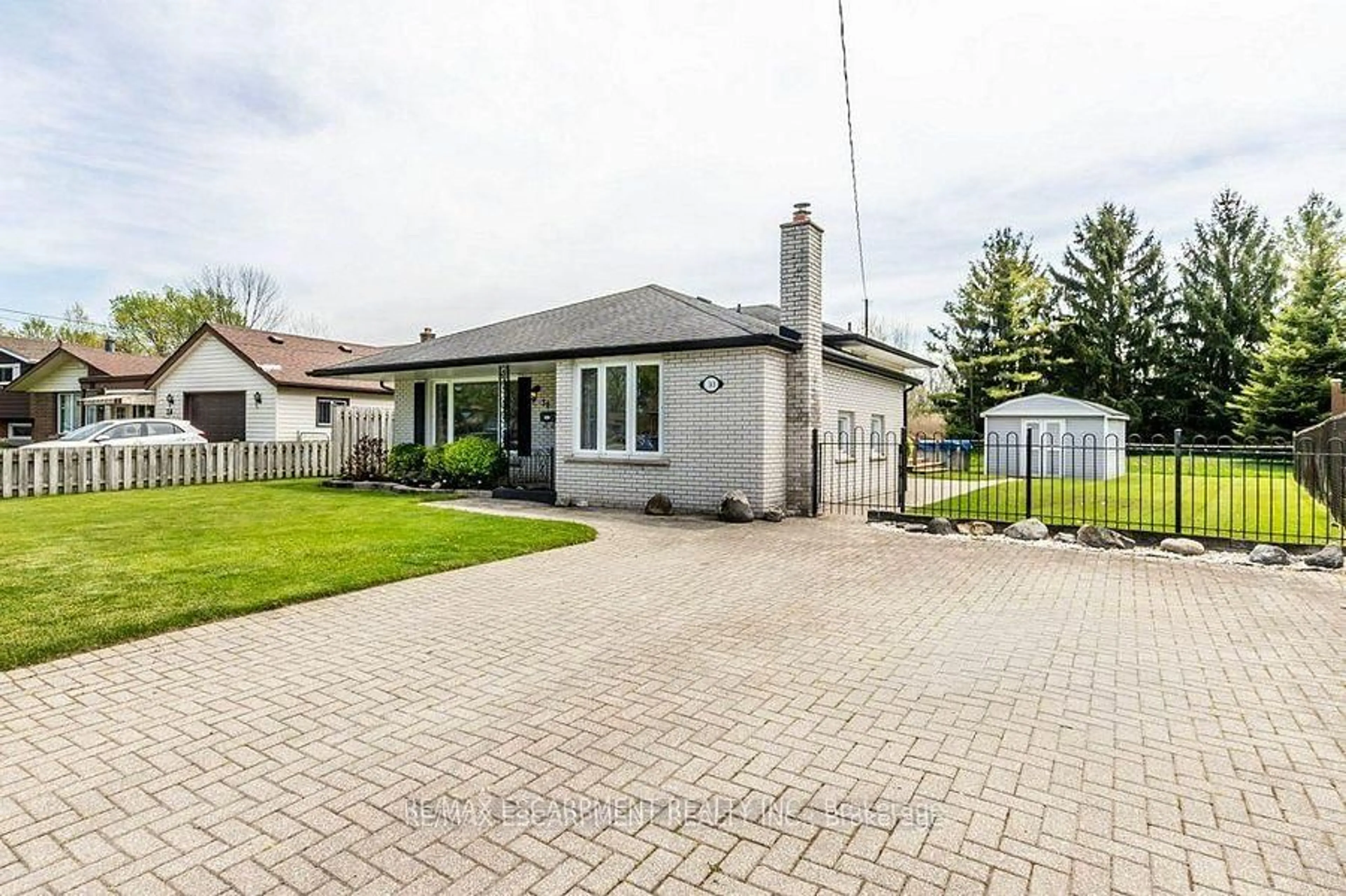 A pic from outside/outdoor area/front of a property/back of a property/a pic from drone, street for 30 Terrace Ave, Welland Ontario L3C 2C4
