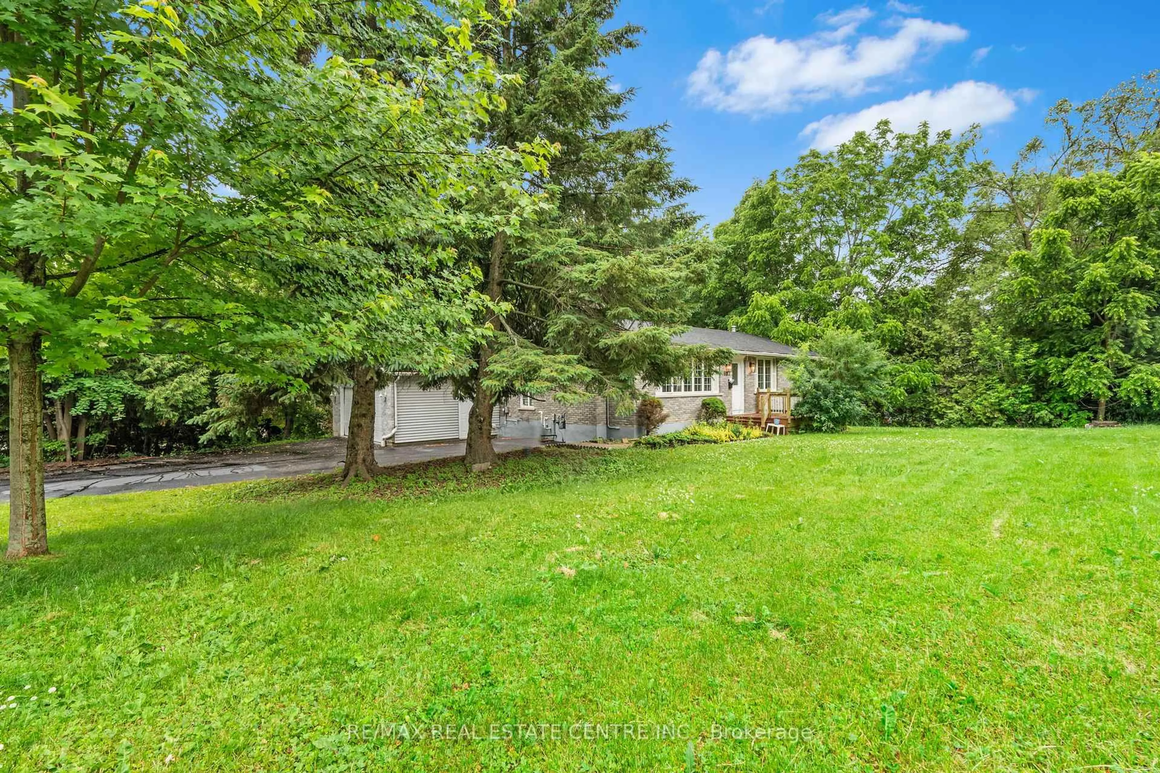 A pic from outside/outdoor area/front of a property/back of a property/a pic from drone, unknown for 687 High Gate Park Dr, Kingston Ontario K7M 5Z7