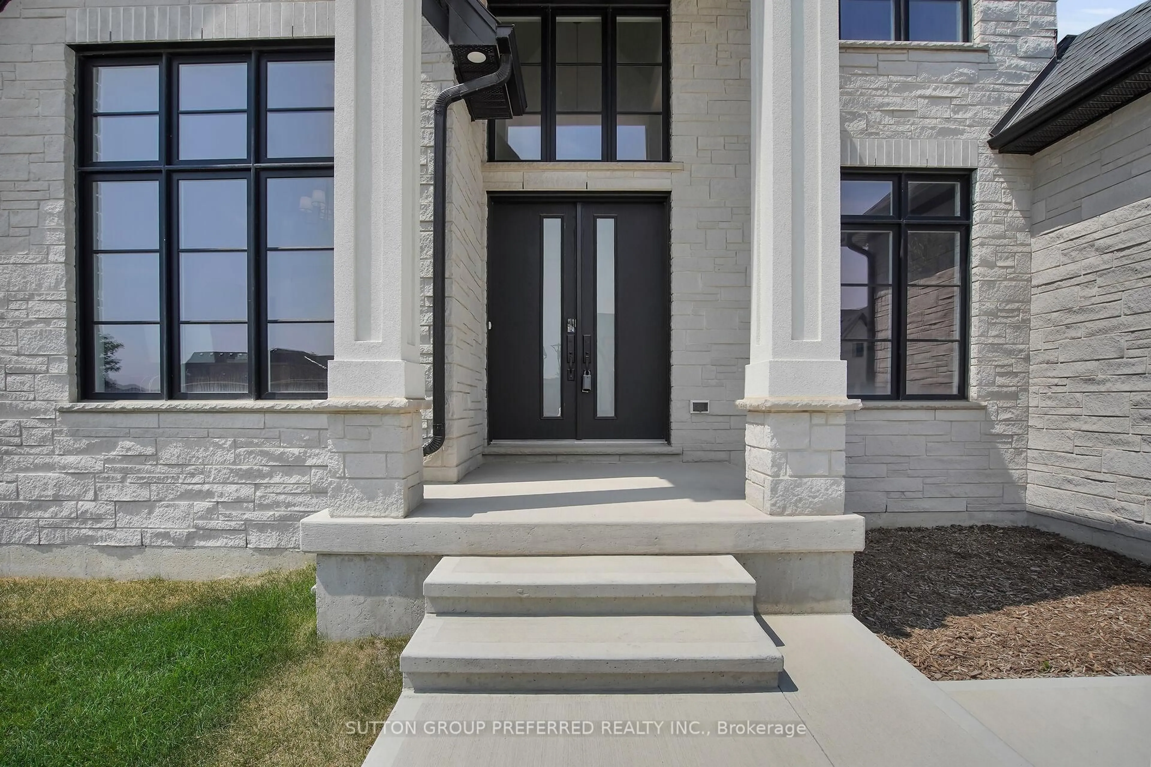 Indoor entryway for 868 EAGLETRACE Dr, London North Ontario N6G 3X9