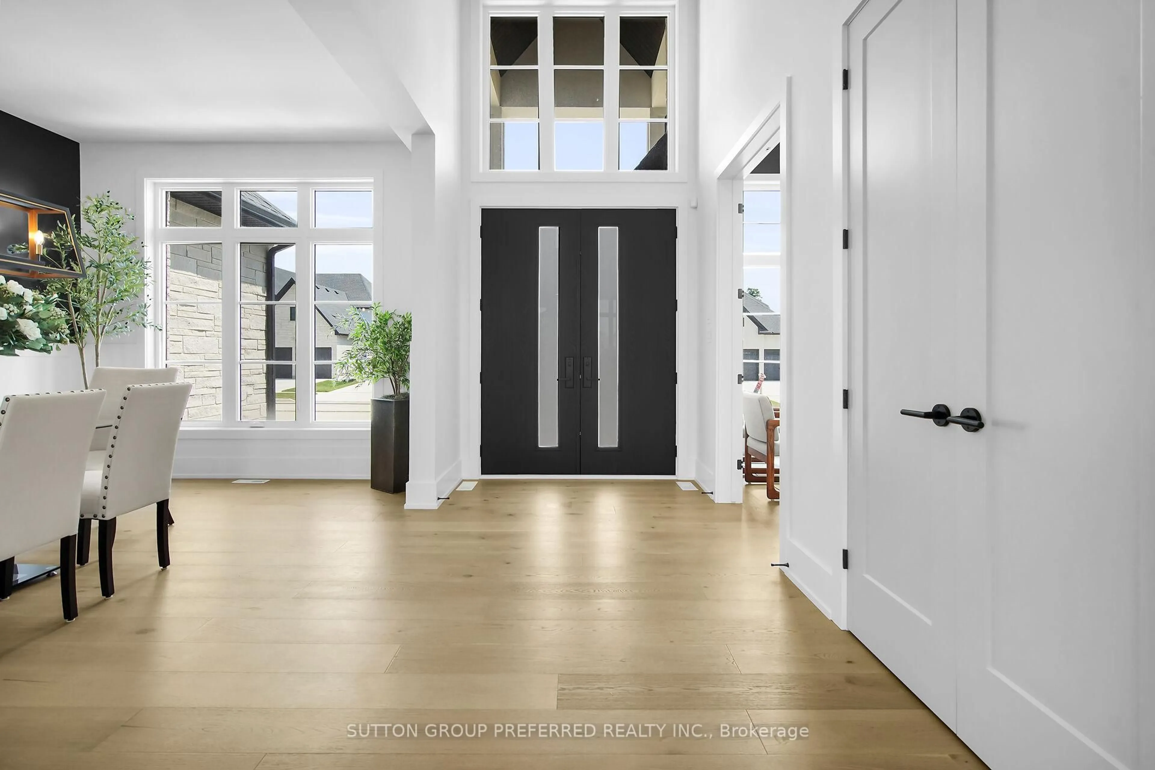Indoor entryway for 868 EAGLETRACE Dr, London North Ontario N6G 3X9