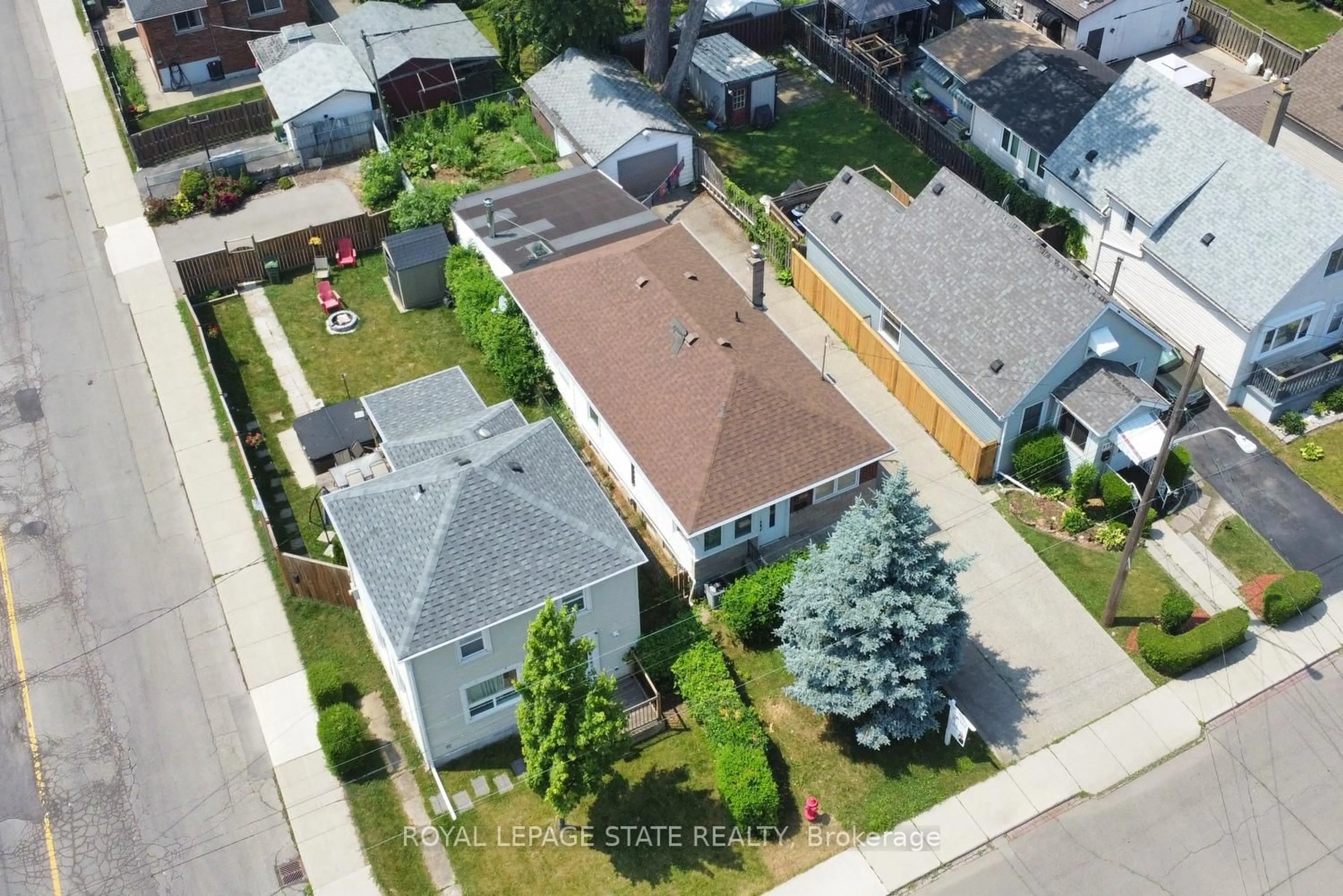 A pic from outside/outdoor area/front of a property/back of a property/a pic from drone, street for 205 Ivon Ave, Hamilton Ontario L8H 5S9