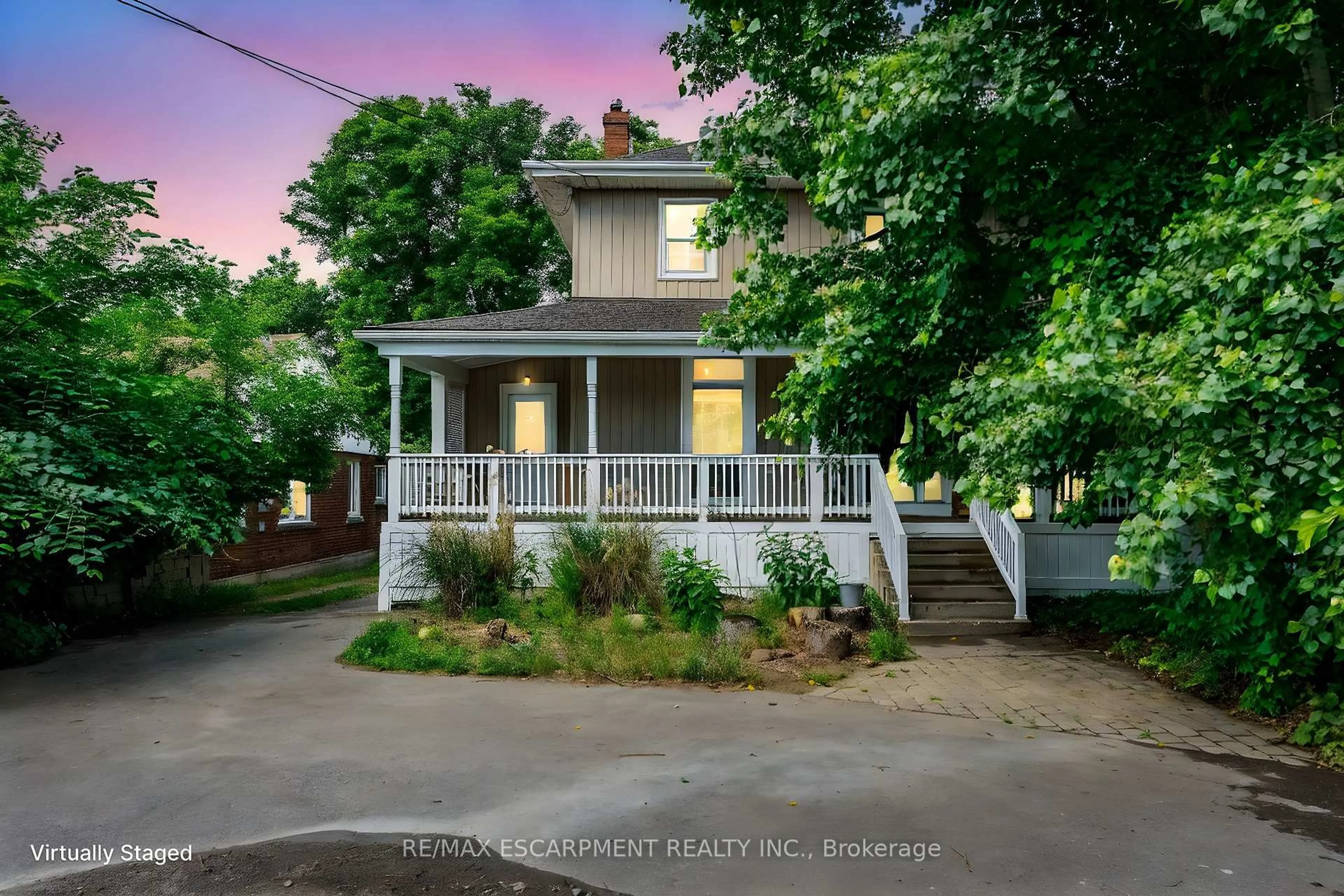 A pic from outside/outdoor area/front of a property/back of a property/a pic from drone, street for 954 Beach Blvd, Hamilton Ontario L8H 6Z4