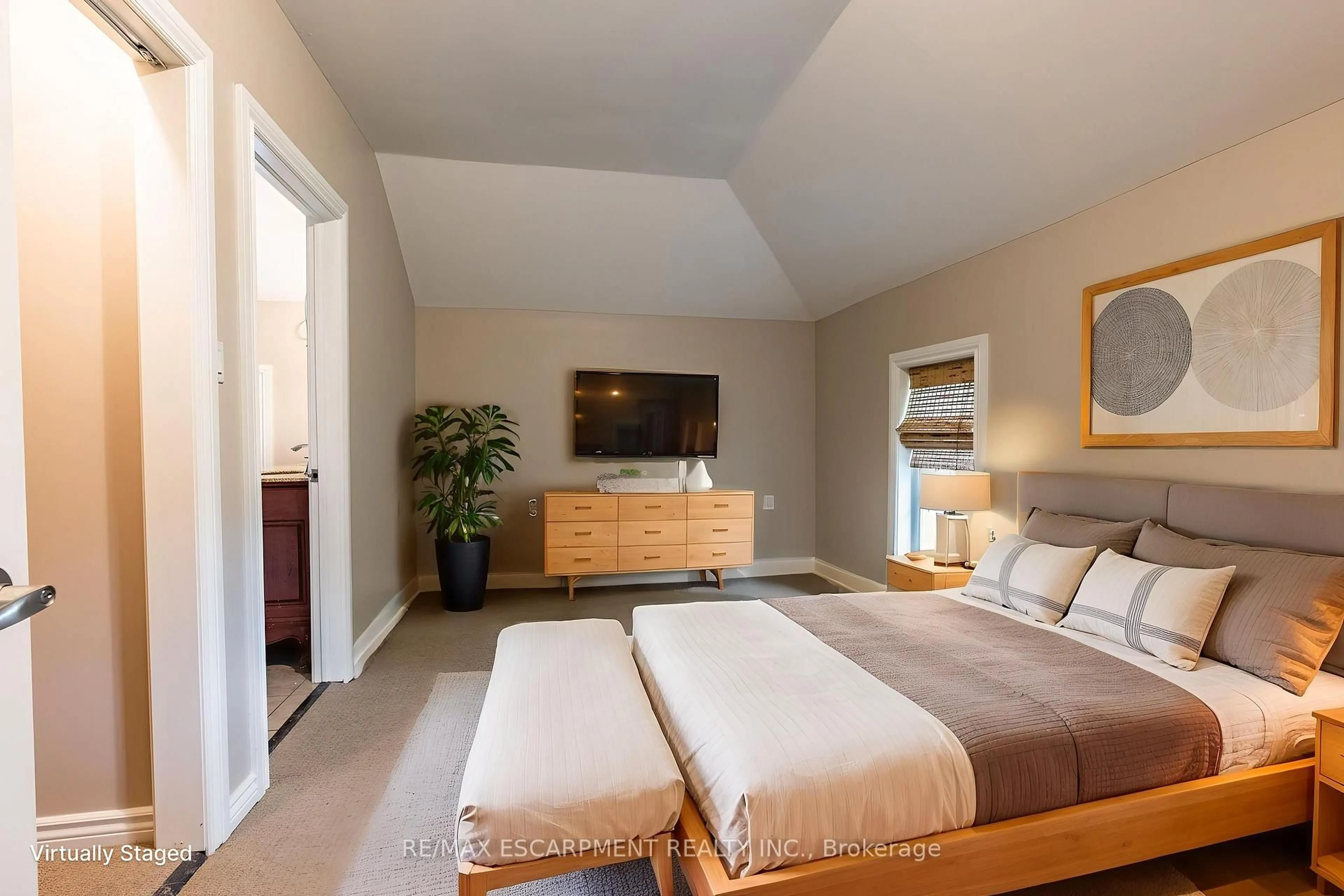 Bedroom with bed, unknown for 954 Beach Blvd, Hamilton Ontario L8H 6Z4