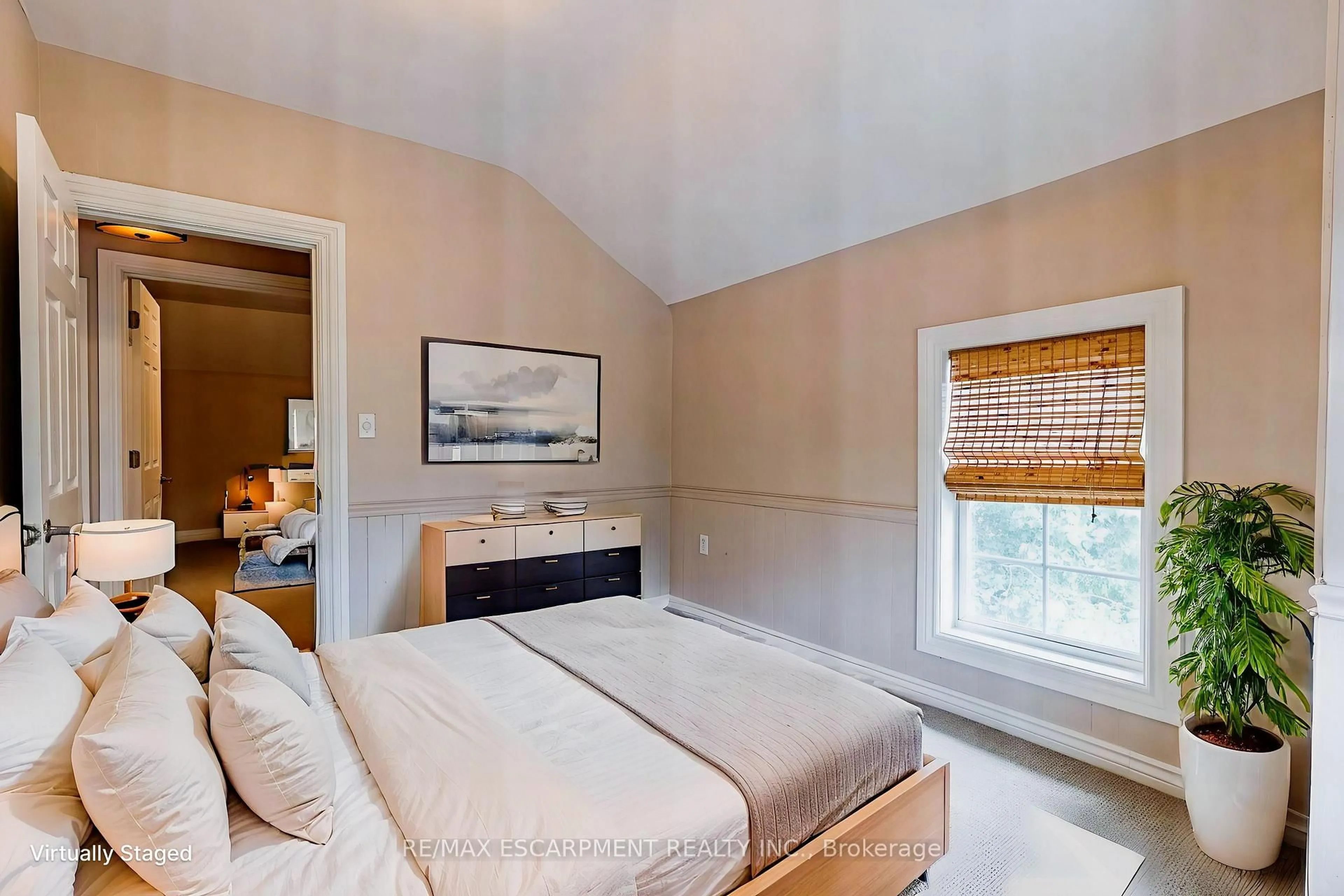 Bedroom with bed, unknown for 954 Beach Blvd, Hamilton Ontario L8H 6Z4
