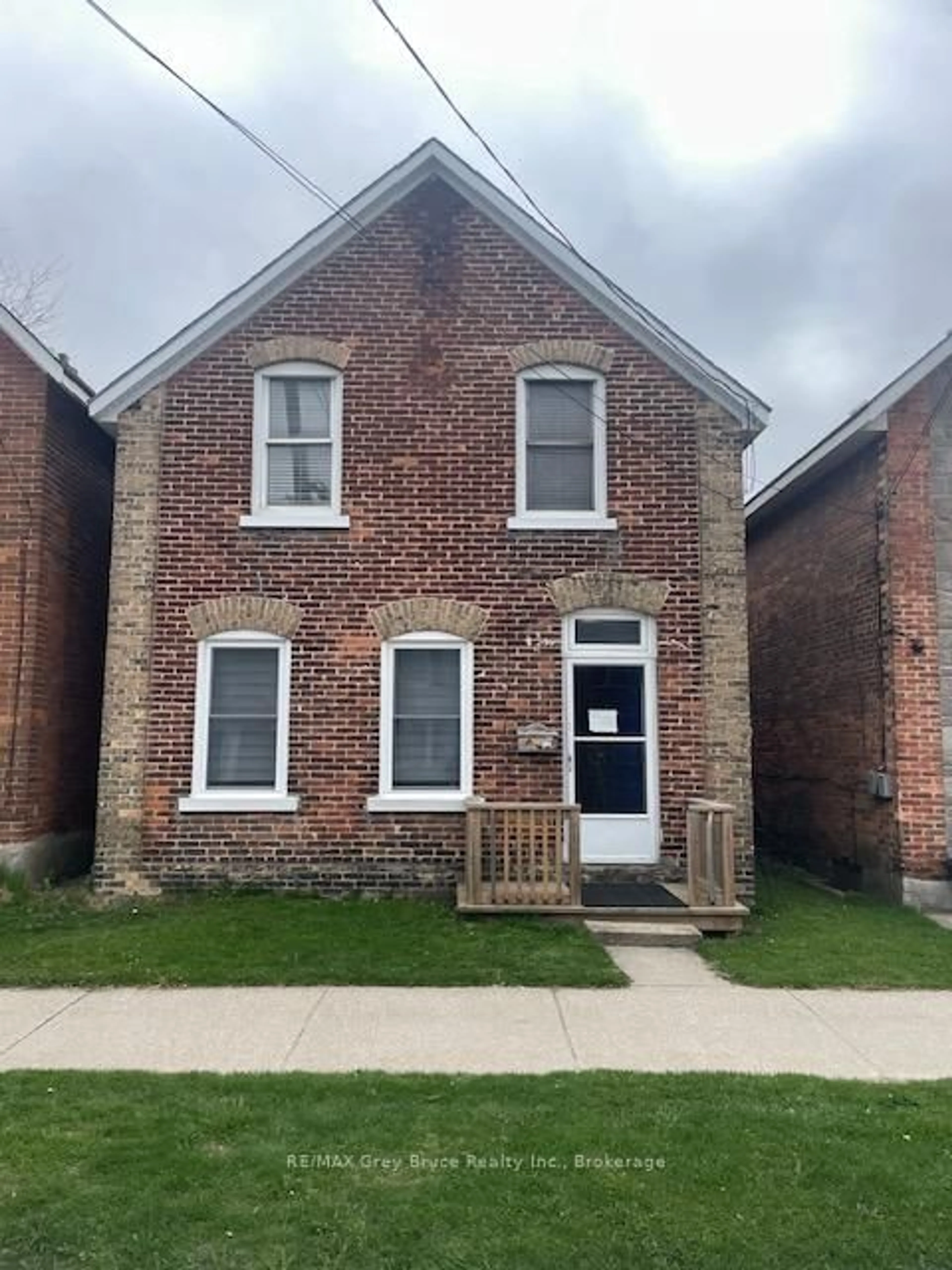 Home with brick exterior material, building for 1085 3rd Ave, Owen Sound Ontario N4K 2L1