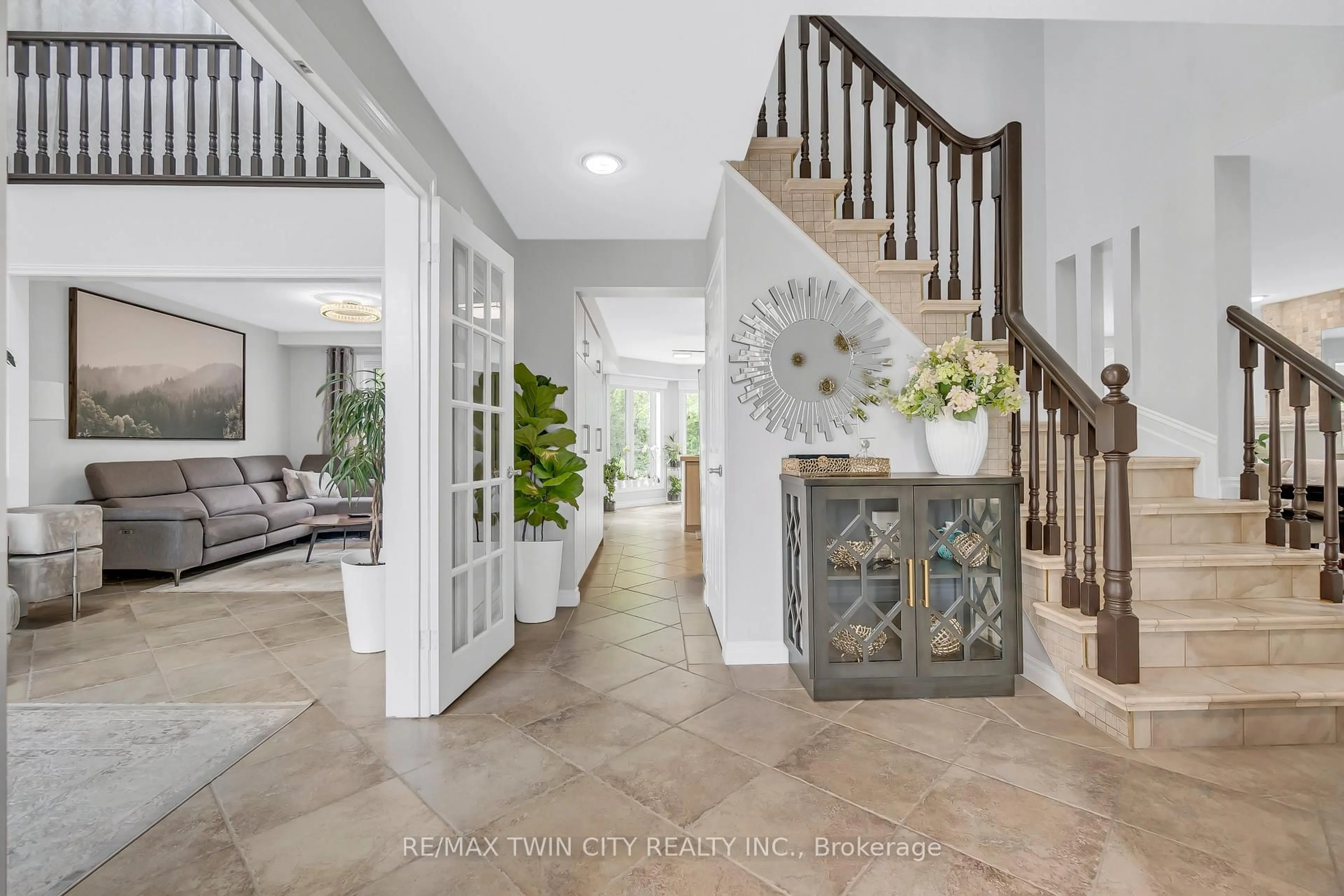 Indoor entryway for 107 Chandos Dr, Kitchener Ontario N2A 3Z4
