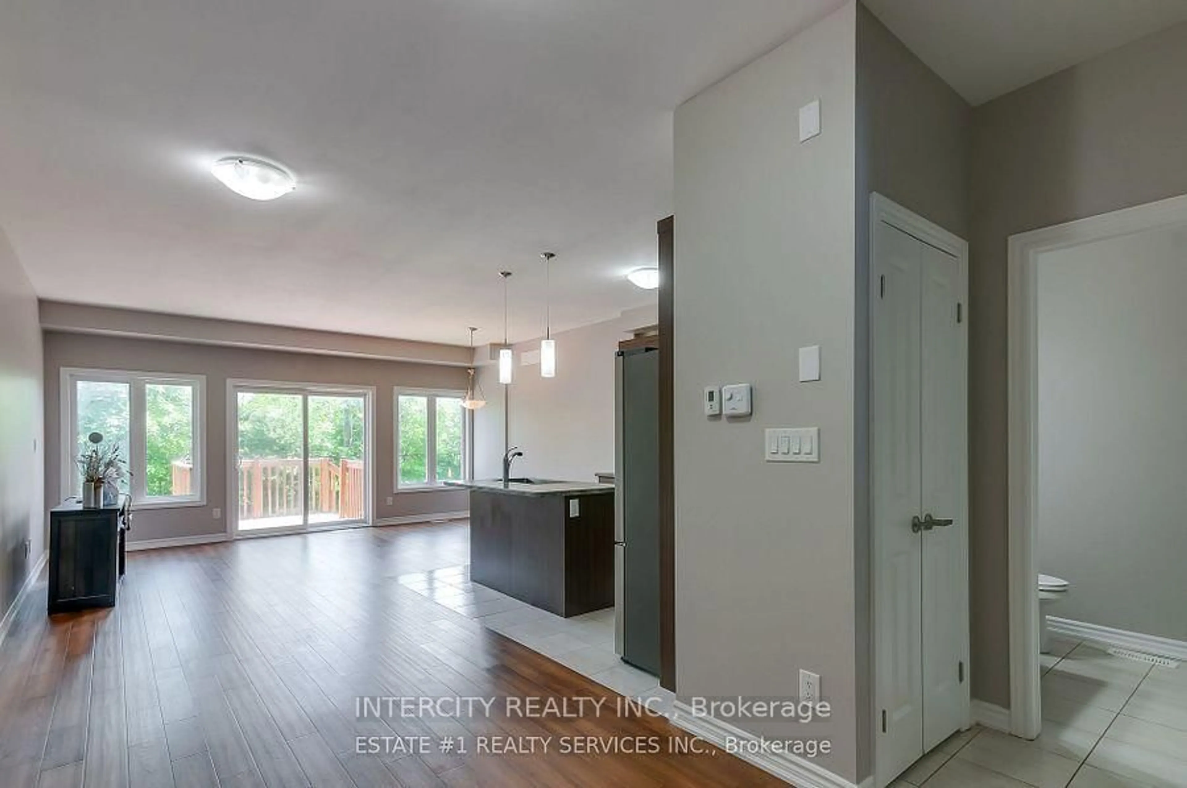Indoor entryway for 263 Louise St, Welland Ontario L3B 0H8