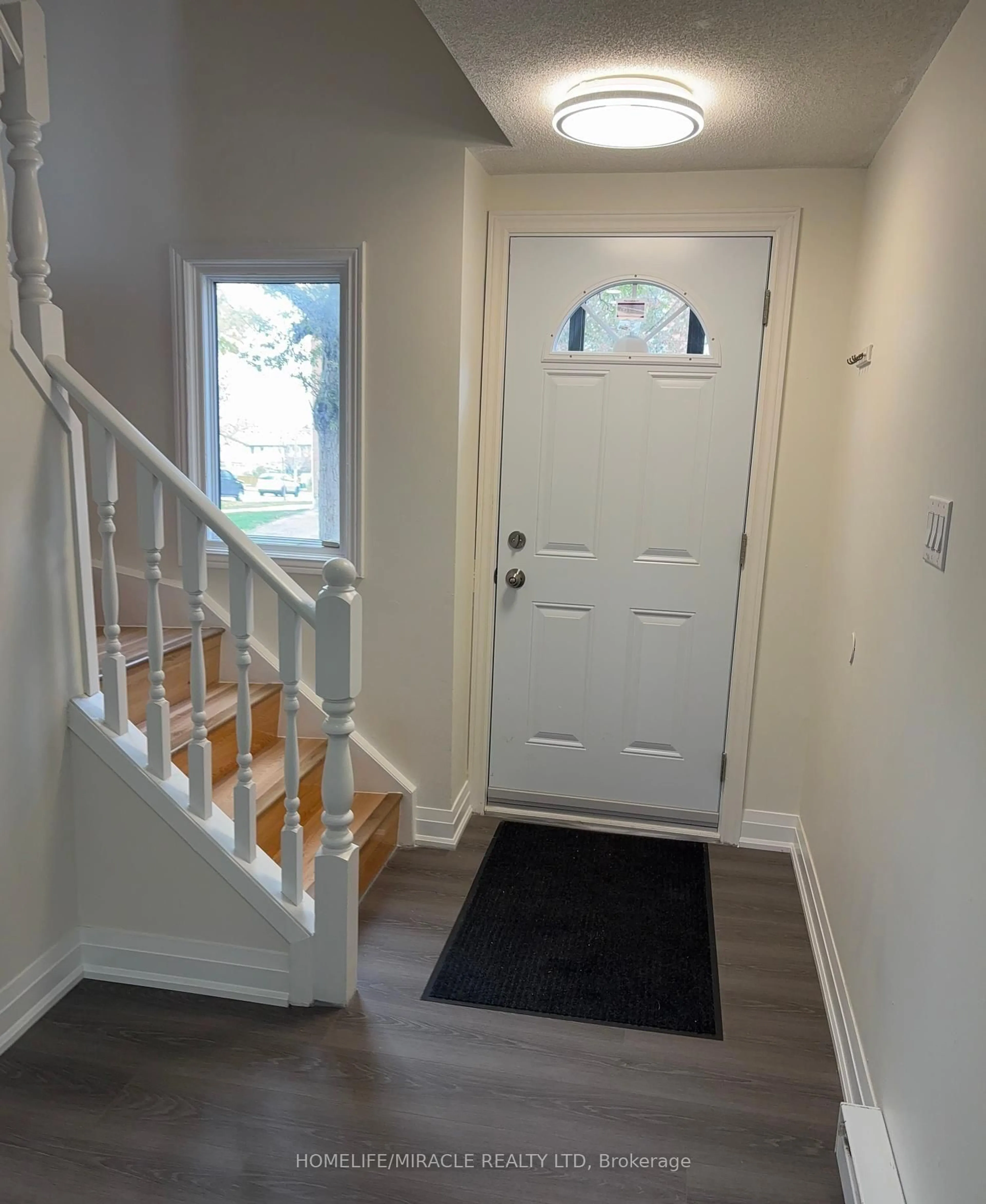 Indoor entryway for 1255 Upper Gage Ave #14, Hamilton Ontario L8W 3C7