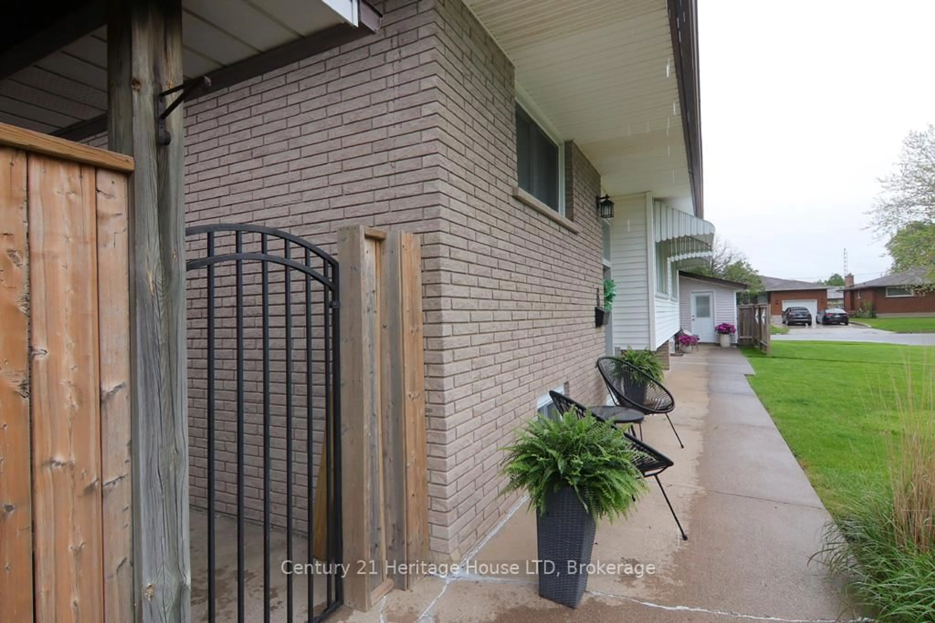 Patio, street for 6 Ridley Ave, Welland Ontario L3B 4G1