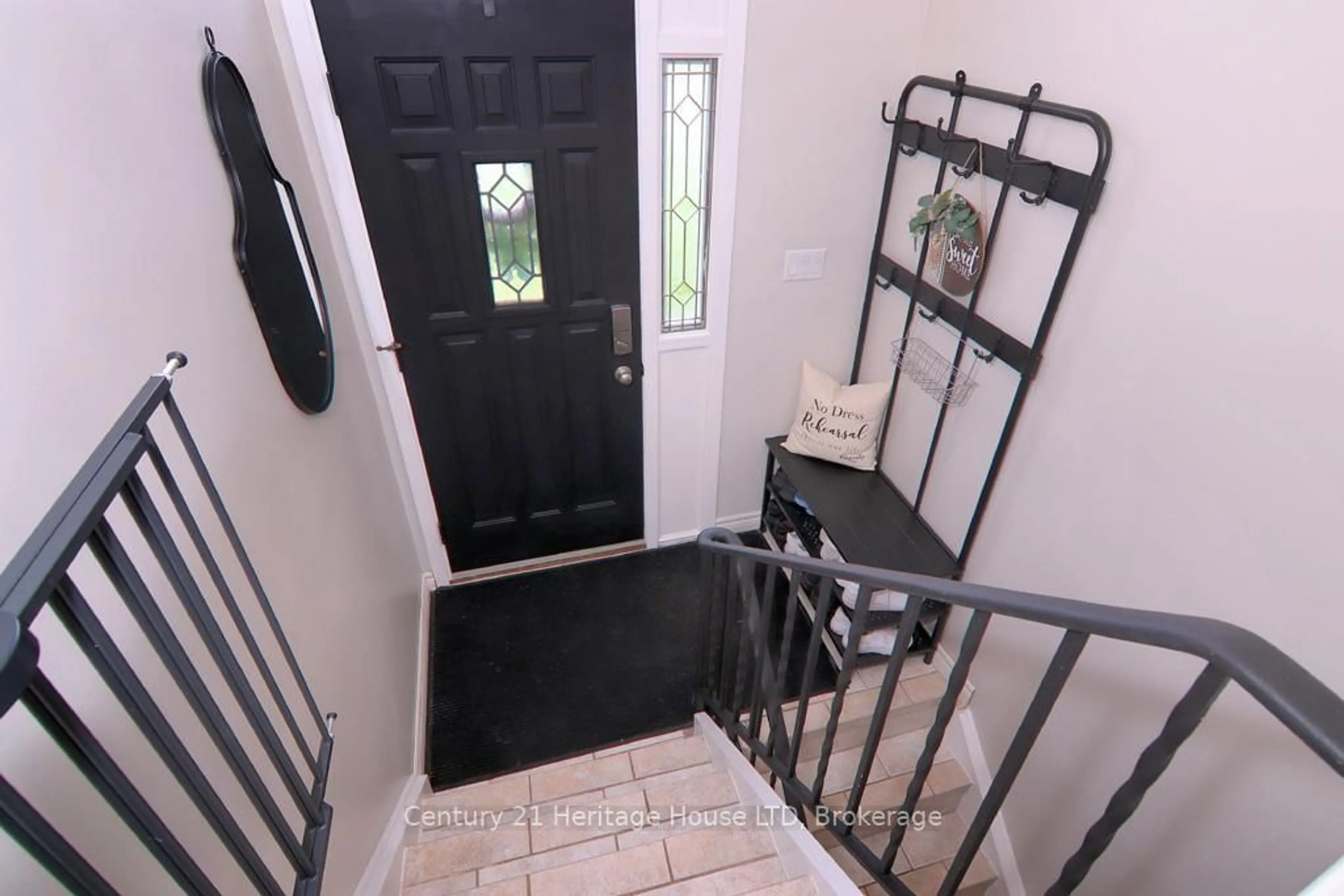Indoor entryway for 6 Ridley Ave, Welland Ontario L3B 4G1