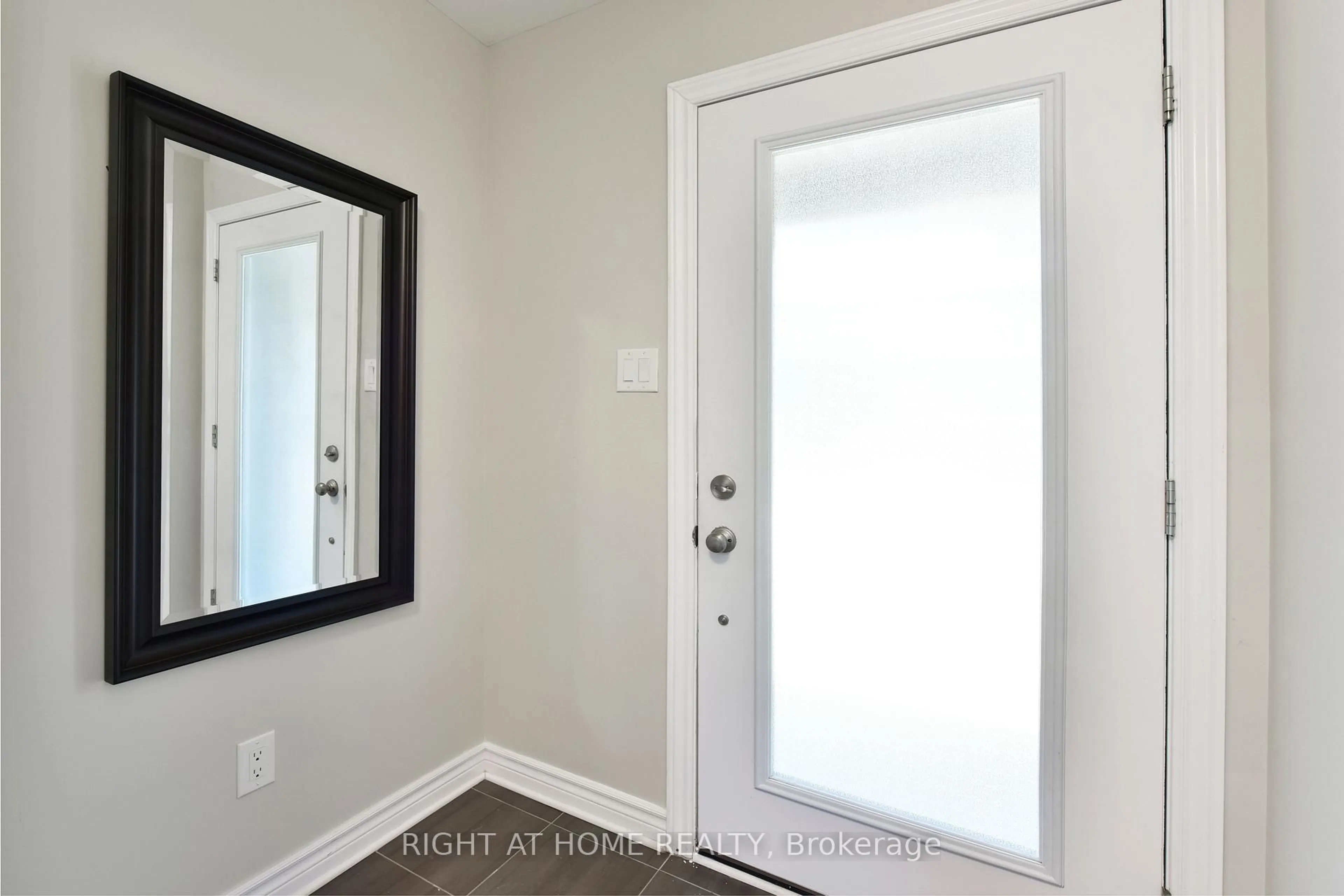Indoor entryway for 104 WILD SENNA Way, Ottawa Ontario K2J 5Z7