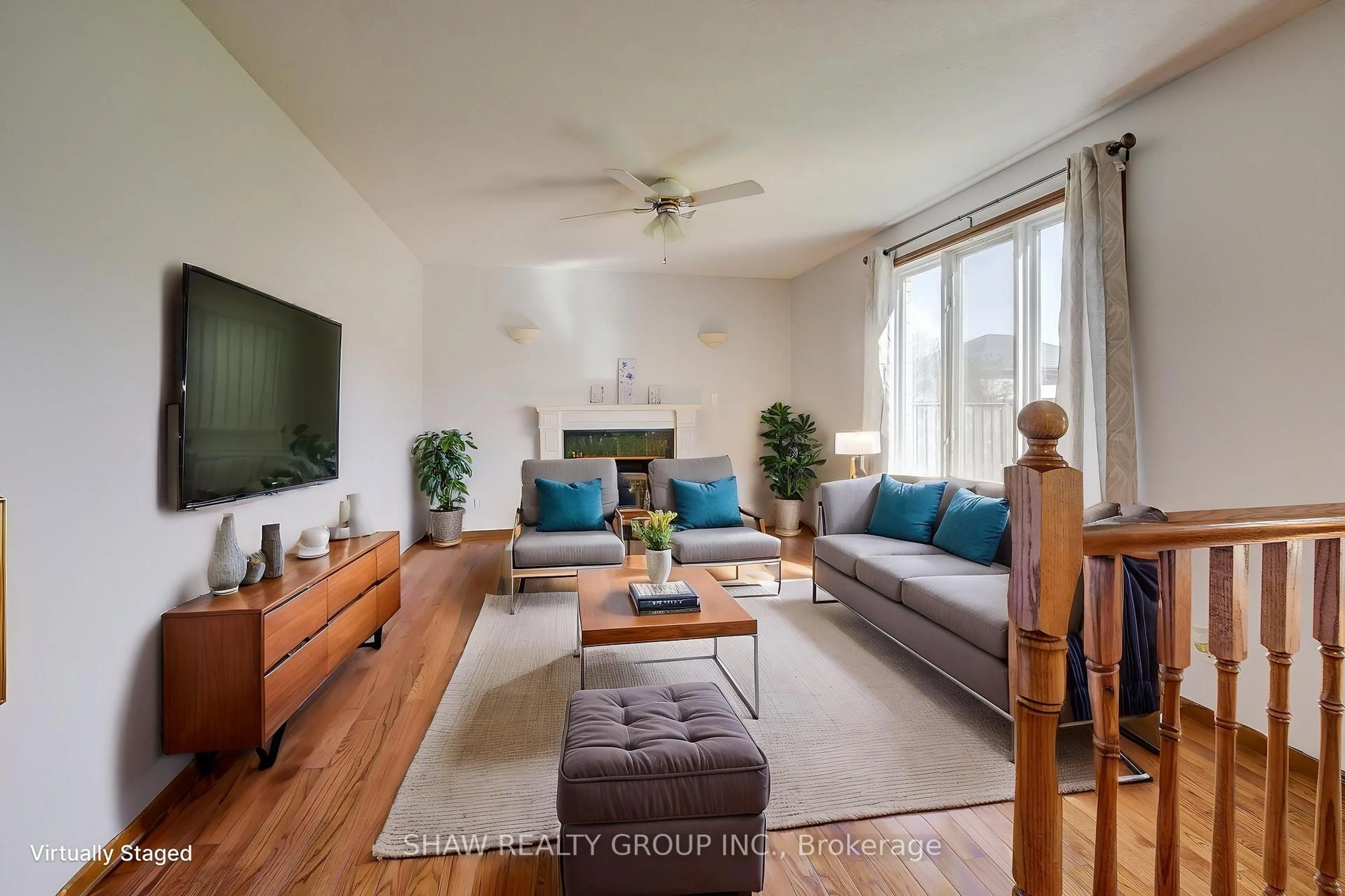 Living room with furniture, wood/laminate floor for 115 Nathan Crt, Cambridge Ontario N1P 1C1