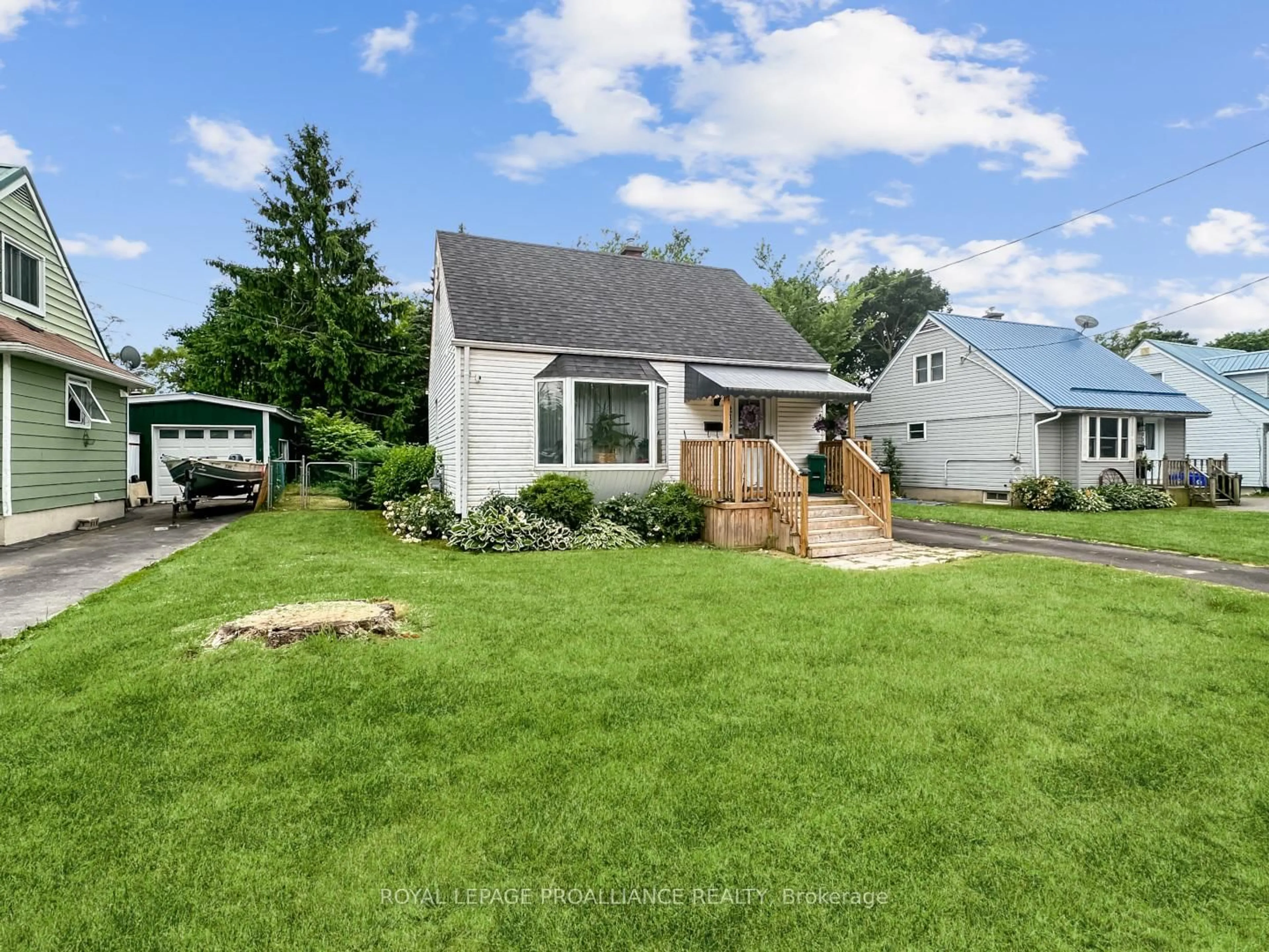A pic from outside/outdoor area/front of a property/back of a property/a pic from drone, street for 215 Pine St, Belleville Ontario K8N 2N3