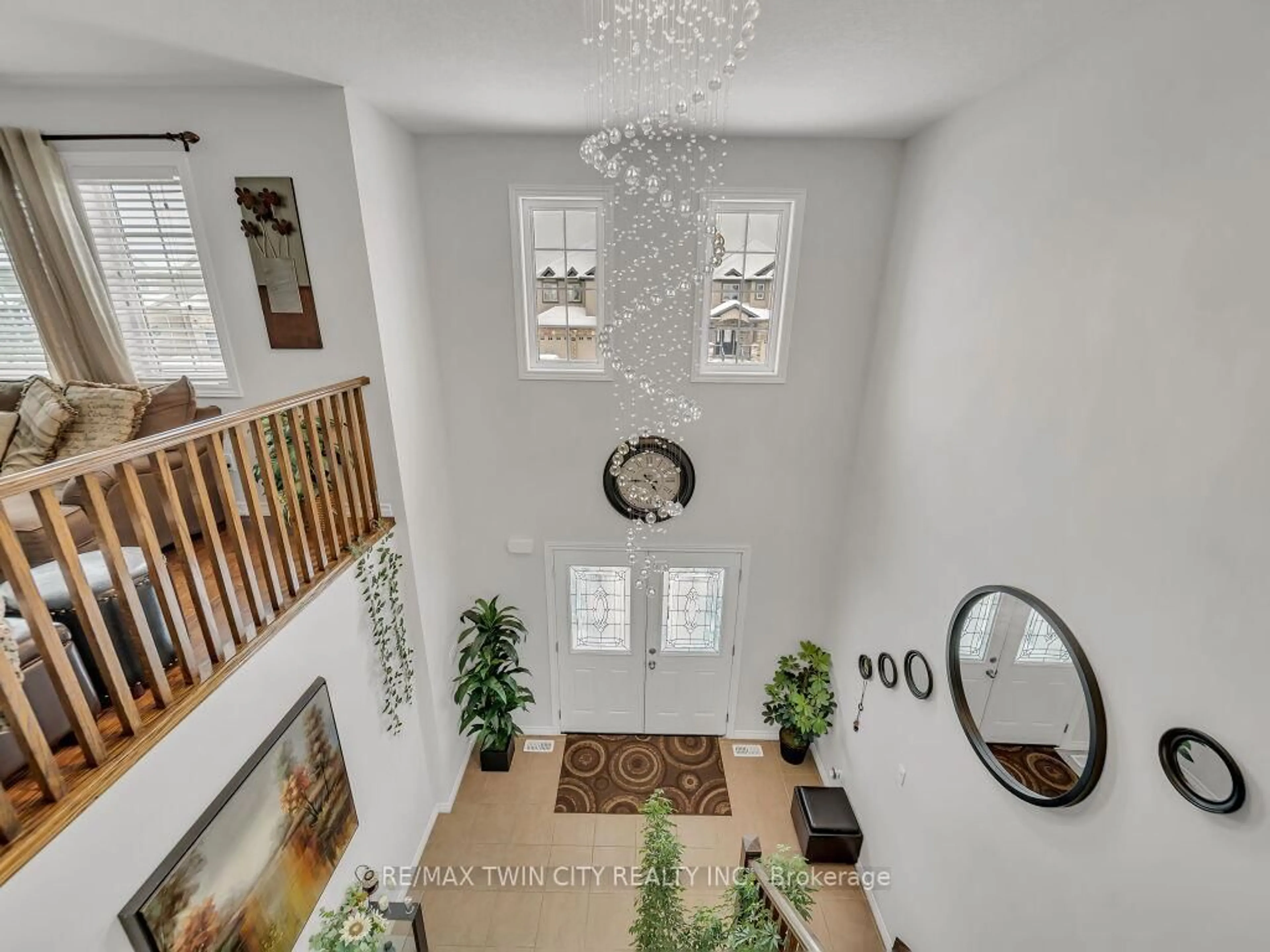 Indoor entryway for 46 Woodbine Ave, Kitchener Ontario N2R 1V1