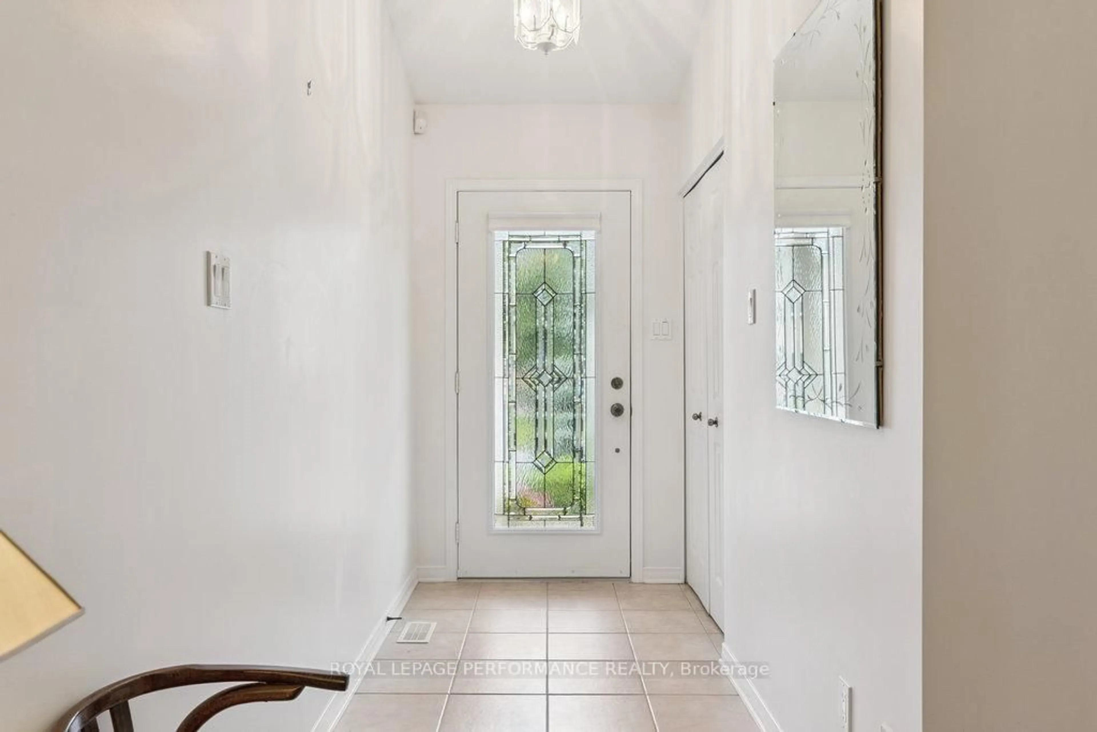 Indoor entryway for 131 Arrowwood Dr, Stittsville Ontario K2S 2G3