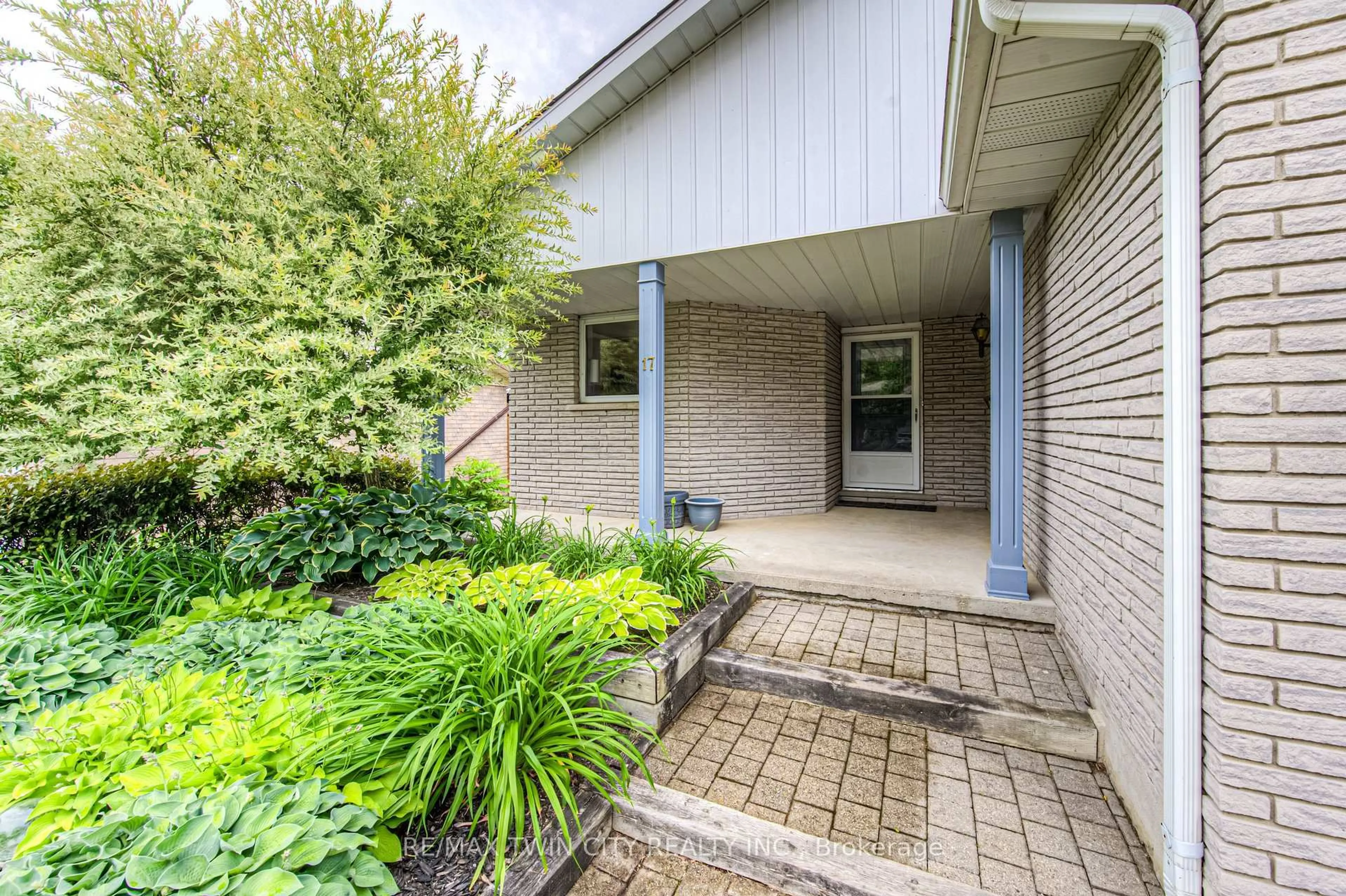 Patio, street for 17 Pintail Dr, Woolwich Ontario N3B 3C1