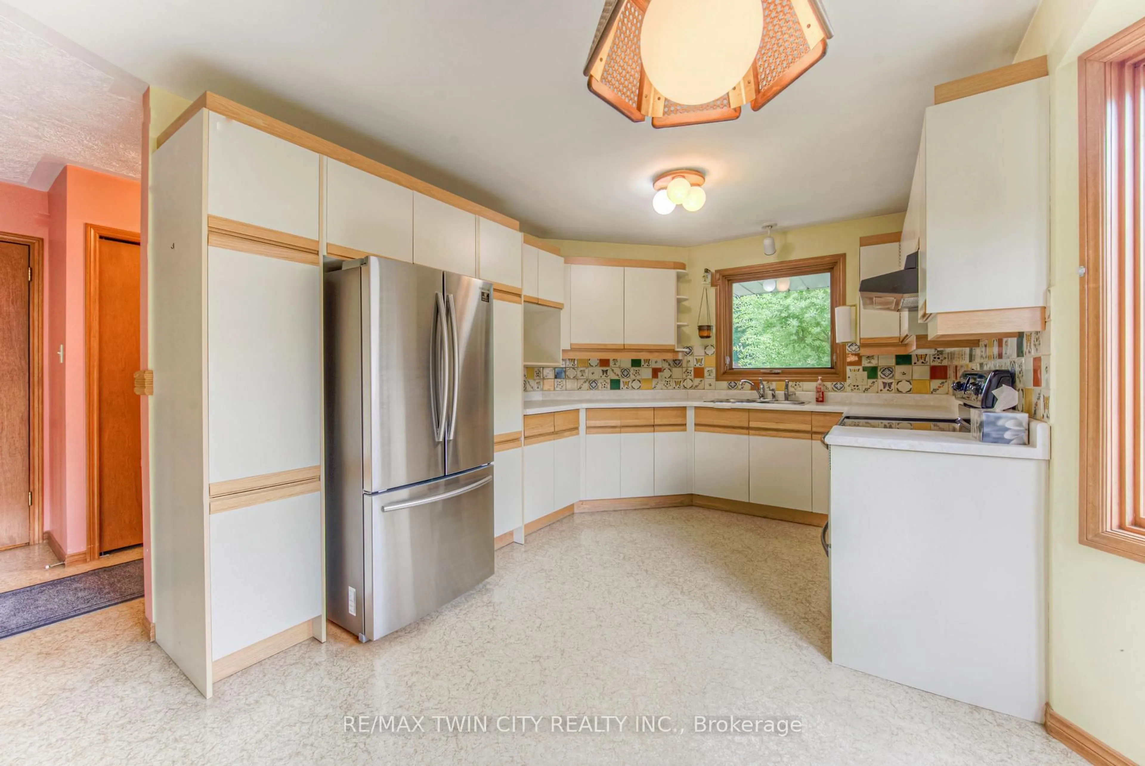Standard kitchen, ceramic/tile floor for 17 Pintail Dr, Woolwich Ontario N3B 3C1