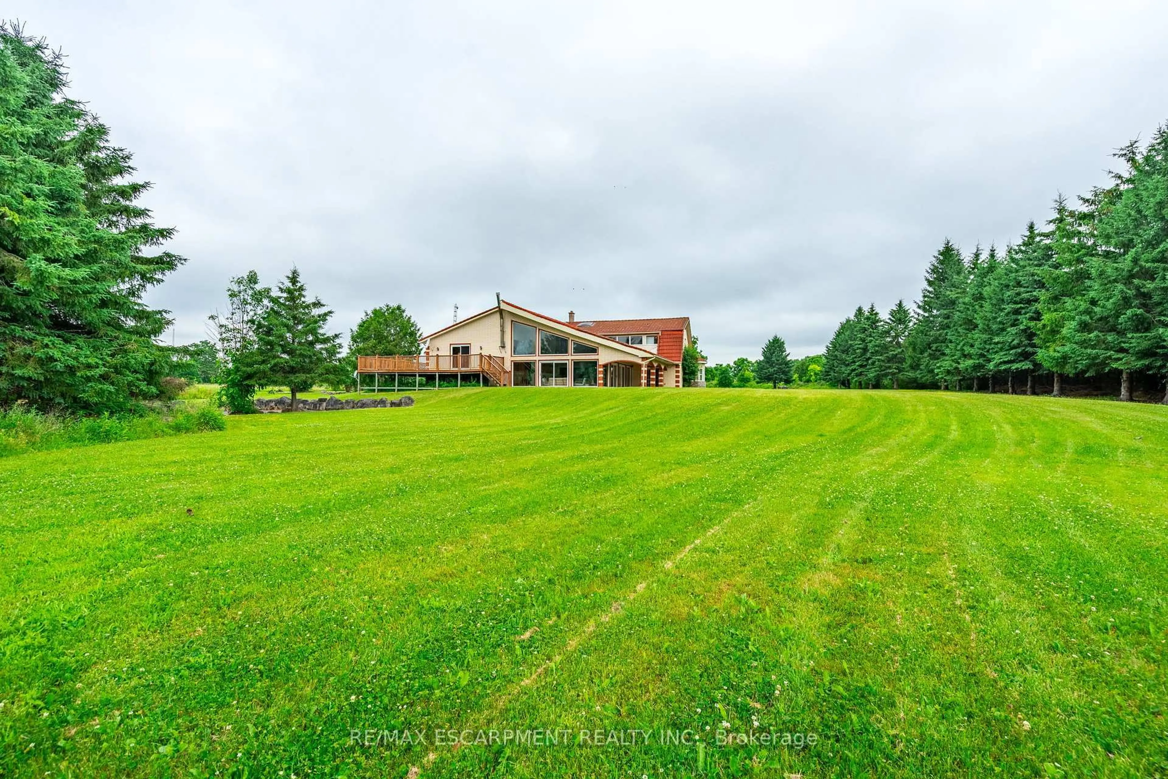 A pic from outside/outdoor area/front of a property/back of a property/a pic from drone, unknown for 1751 Kirkwall Rd, Hamilton Ontario N1R 5S7